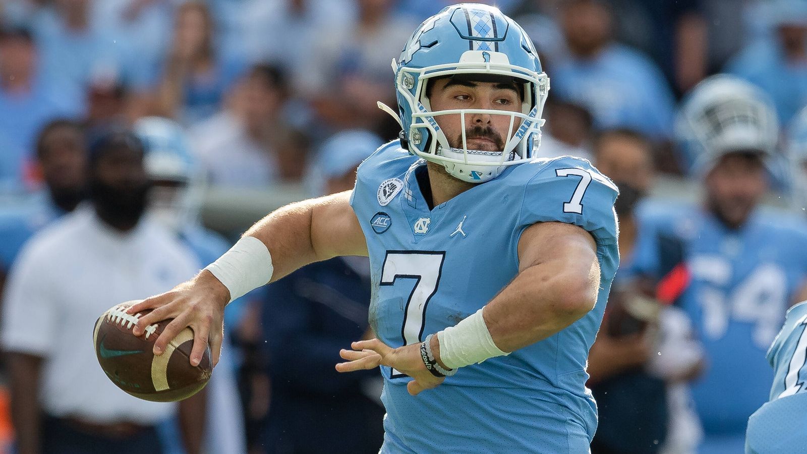 
                <strong>6. Pick: Carolina Panthers - Sam Howell, QB, North Carolina</strong><br>
                Die Carolina Panthers suchen einen neuen Franchise Quarterback und setzen alles auf eine Karte, um ihn in diesem Draft zu finden. An sechster Position holen sie Sam Howell - von North Carolina nach North Carolina.
              