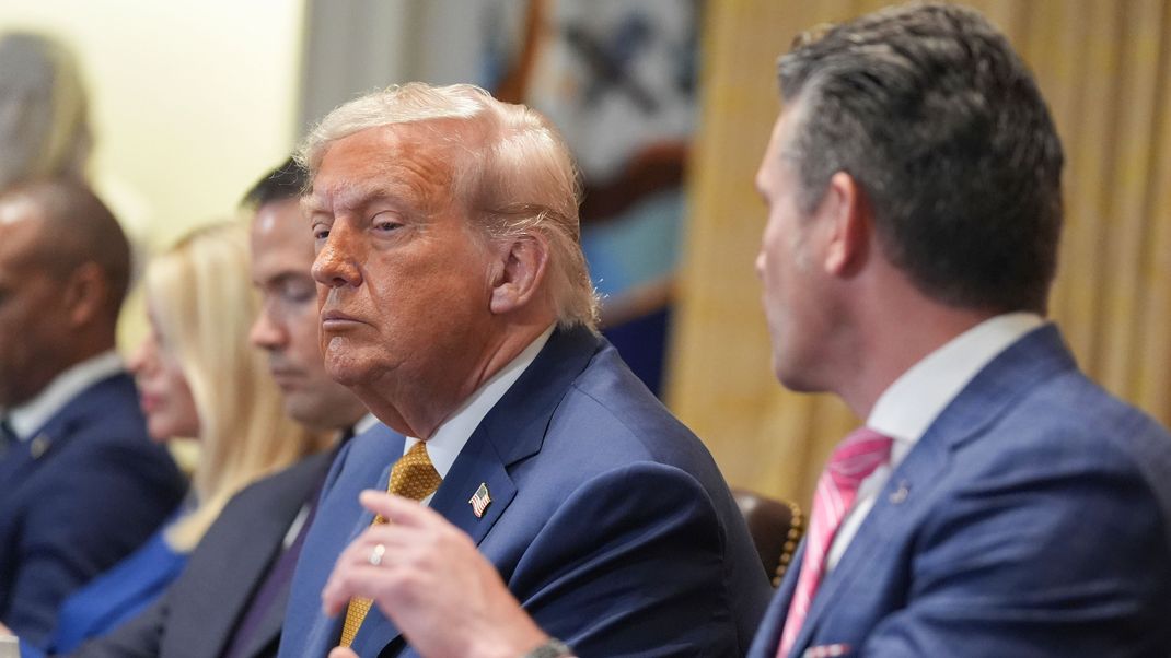 US-Präsident Donald Trump (links) hört zu, während Verteidigungsminister Pete Hegseth (rechts) während einer Kabinettssitzung im Weißen Haus spricht.