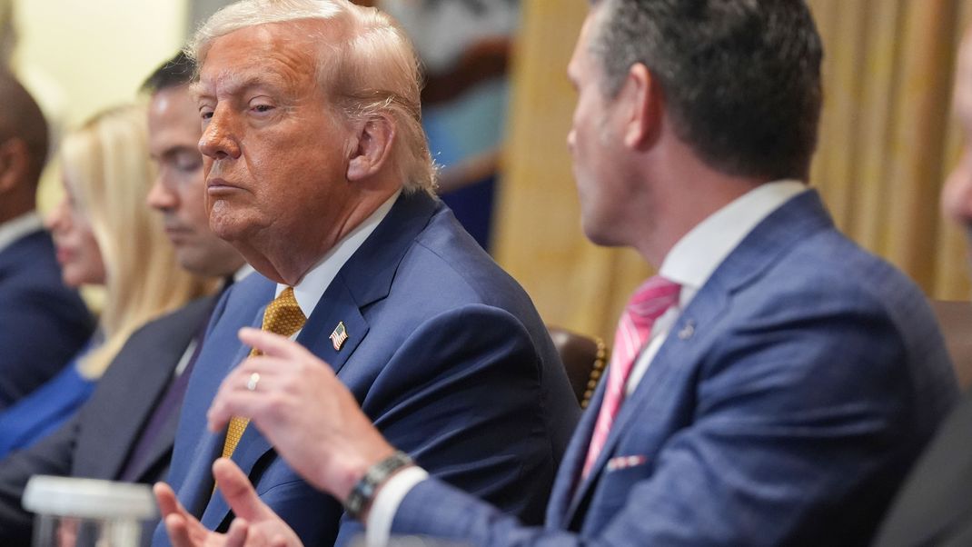 US-Präsident Donald Trump (links) hört zu, während Verteidigungsminister Pete Hegseth (rechts) während einer Kabinettssitzung im Weißen Haus spricht.
