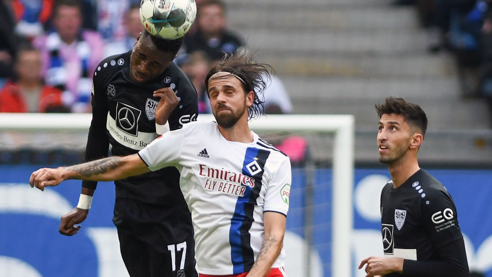 
                <strong>VfB Stuttgart ist Hamburgs Angstgegner</strong><br>
                Erst unmittelbar am Zweitliga-Spieltag vor der 2. DFB-Pokalrunde sorgte der Hamburger SV mit einem 6:2-Heimsieg gegen den VfB Stuttgart für ein Ausrufezeichen. Nur wenige Tage später gibt es dieses Duell im DFB-Pokal schon wieder (Di., ab 18 Uhr im Liveticker) - und rein statistisch ist der zuletzt klar unterlegene VfB Stuttgart der klare Favorit, weil Pokal-Angstgegner des HSV. Nach den bisherigen fünf Pokalduellen sind die Hanseaten gegen Stuttgart immer noch sieglos. Öfter als gegen die Schwaben schied der HSV in seiner Vereinsgeschichte zudem gegen kein anderes Team im DFB-Pokal aus.
              