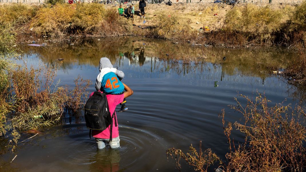 Hunderte Migranten versuchen die Grenze von Mexiko in die USA zu überqueren.