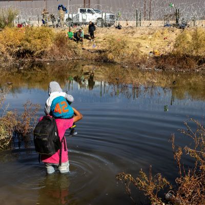 Hunderte Migranten versuchen die Grenze von Mexiko in die USA zu überqueren.