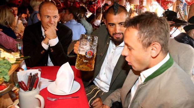 
                <strong>Der FC Bayern auf der Wiesn</strong><br>
                Arturo Vidal gönnt sich den nächsten Schluck. Arjen Robben scheint dagegen seine Zweifel zu haben, ob er noch eine Maß nehmen soll.
              