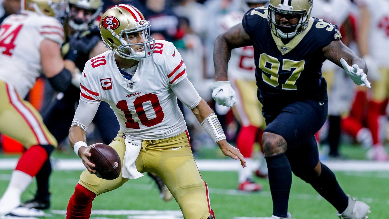 
                <strong>New Orleans Saints</strong><br>
                Die Saints haben nach dem Rücktritt von Drew Brees ein Vakuum auf ihrer Quarterback-Position, welches sie mit Jameis Winston, Trevor Siemian und Tysom Hill schließen wollten. Nach dem verletzungsbedingten Saisonaus von Winston dufte sich Siemian mit mäßigem Erfolg probieren. Nun startet wohl erstmals Tysom Hill. Jedoch gingen die letzten vier Partien verloren und bei einer Bilanz von 5-6 sind die Playoffs wohl außer Reichweite. Hinter der starken Saints-Defensive könnte Garoppolo befreit aufspielen und seine Stärken als Game Manager voll ausspielen. Dies könnte die Steelers wieder zurück in die Playoffs führen. 
              