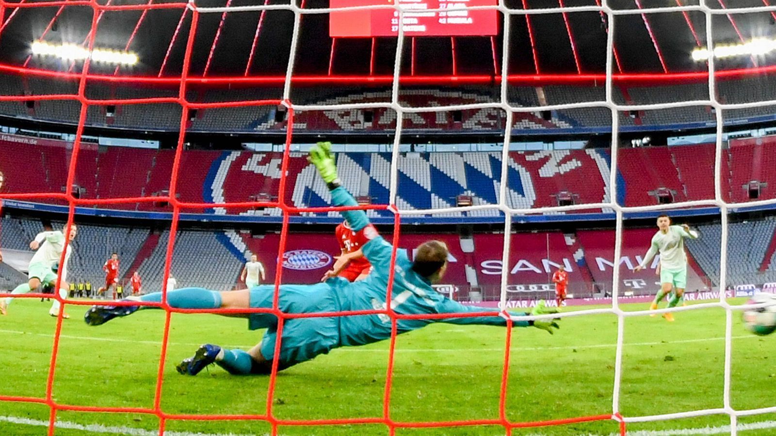 
                <strong>Neuer hält Punkt für Bayern fest</strong><br>
                Der SV Werder Bremen trotzt dem großen FC Bayern einen Punkt ab. Dabei wäre sogar noch viel mehr drin gewesen. Wäre da nicht Manuel Neuer im Tor gestanden. Die Noten der Bayern-Stars.
              