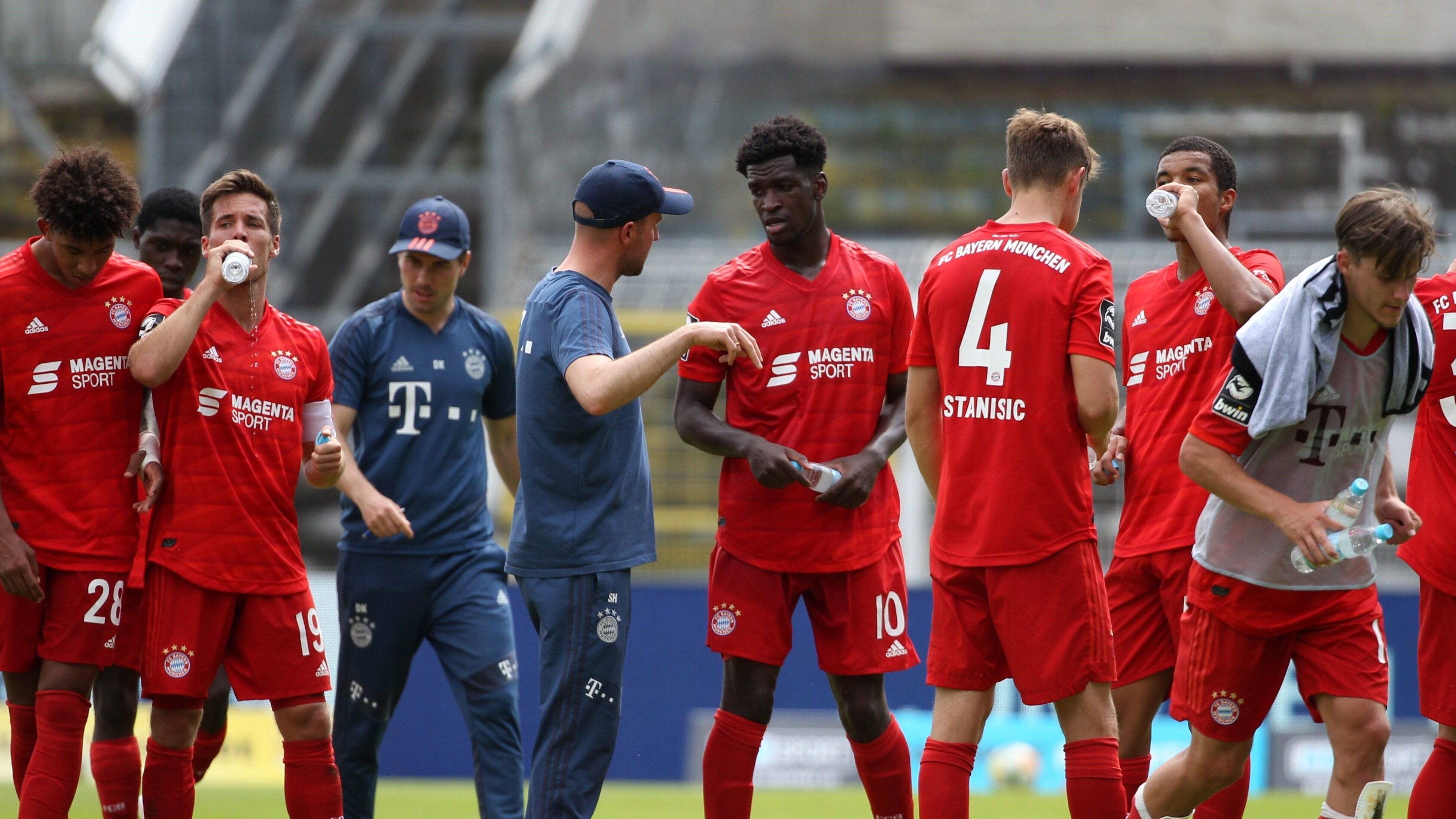 
                <strong>Hoeneß, der Meistermacher</strong><br>
                Am Ende schafft Hoeneß das, was vor der Saison kaum einer erwartet hat: Er führt die Bayern-Amateure als Aufsteiger direkt zum Titel. Es ist eine Überraschung, auch weil die Mannschaft sich im Umbruch befindet. Umso mehr zeugt der Titel von den Fähigkeiten Hoeneß'. In Hoffenheim trauen sie ihm nun offenbar schon zu, in der ersten Liga zu bestehen. Es wäre der nächste Schritt in einer rasanten Trainer-Karriere. 
              