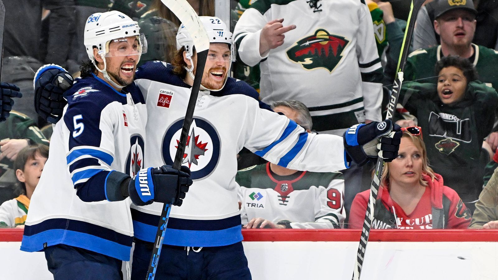 
                <strong>Winnipeg Jets</strong><br>
                Die Winnipeg Jets sicherten sich den letzten verbliebenen Playoff-Platz im Westen. In der vergangenen Saison waren sie nicht in den Playoffs vertreten. 2021 gewannen sie dafür in der 1. Playoff-Runde mit 4:0 gegen die Edmonton Oilers, unterlagen dann aber 0:4 gegen die Montreal Canadiens. 
              