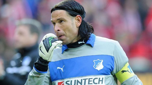 
                <strong>Tim Wiese</strong><br>
                Tim Wiese: Sollte in Hoffenheim der unumstrittene Stammtorhüter sein. Spielte aber nur elfmal und wurde nach einigen Patzern schon ein halbes Jahr später aussortiert. Nach einiger Zeit in der legendären Degradierten-Combo "Trainingsgruppe 2" löste man seinen Vertrag auf - Abfindung inklusive. Wiese stand seitdem nicht mehr als Profi auf dem Platz und glänzt heute mit Selfies aus der Muckibude.
              