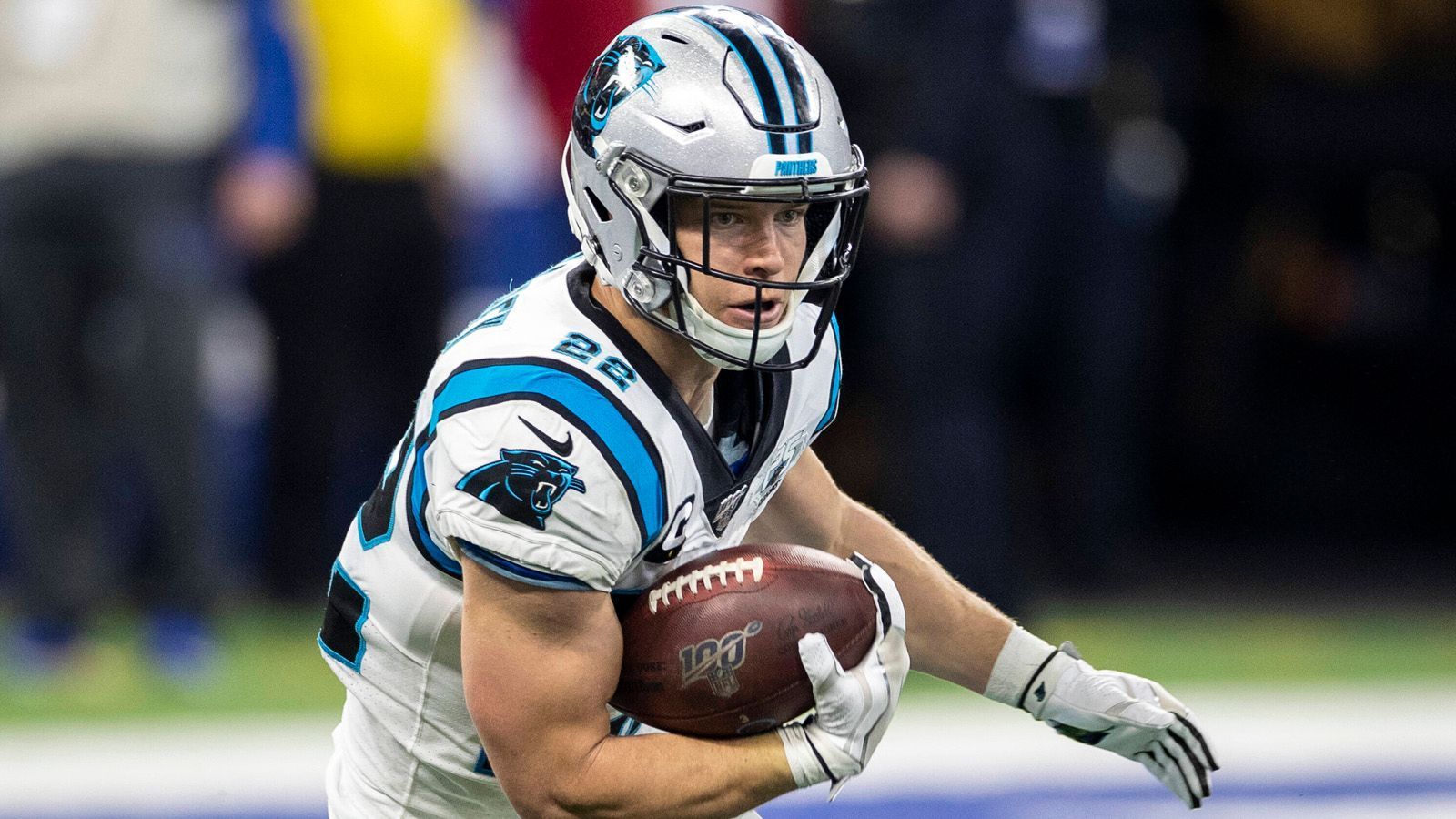 
                <strong>Ein Typ wie Christian McCaffrey </strong><br>
                Platzgummer bezeichnet sich als einen ähnlichen Spielertypen wie Christian McCaffrey von den Carolina Panthers. "Er ist definitiv mein Typus. Wenn ich in der NFL erfolgreich sein möchte, muss ich es in dieser Richtung sein. Er wiegt gleich viel wie ich, ist genauso groß wie ich. Jetzt muss ich es nur noch schaffen, die Bälle gleich gut zu fangen und gleich effektiv zu laufen. Daher analysiere ich viel, was er macht." Selbst einigen gestandenen NFL-Stars sind die Parallelen aufgefallen, wie Platzgummer berichtet: "Ich habe unter anderem mit Kareem Hunt trainiert und wurde im Training Christian oder European McCaffrey genannt. Nun muss ich beweisen, dass ich dem auch würdig bin."
              