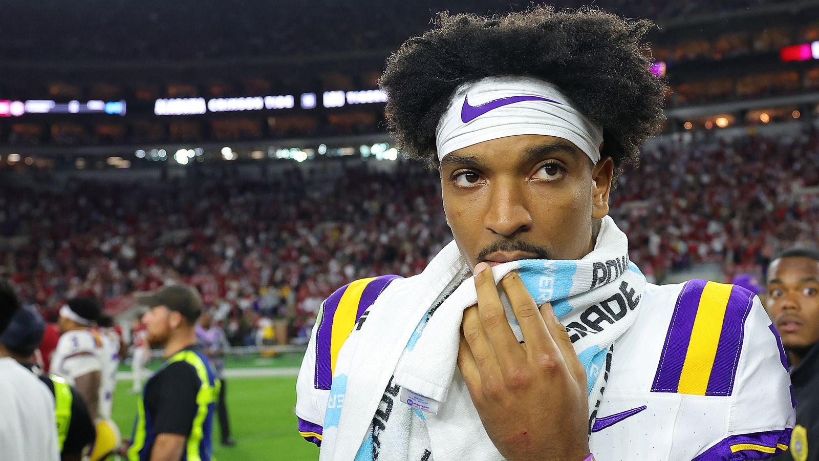 <strong>Quarterback Jayden Daniels (LSU)<br></strong>Zudem lief er ganze 1.134 Yards und erzielte so nochmal 10 Touchdowns. Daniels war, bevor er bei LSU spielte, auch bei Arizona State. 2019 gewann das letzte Mal ein LSU-Spieler den Award. Ein gewisser Joe Burrow.