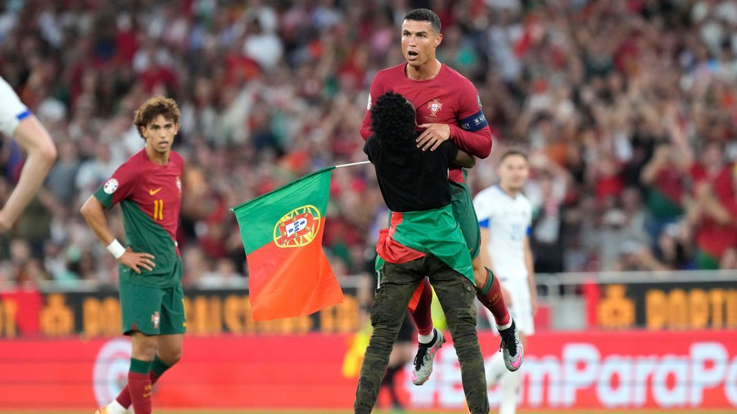 Während eines Länderspiels suchte ein Flitzer die Nähe von Portugals Cristiano Ronaldo.