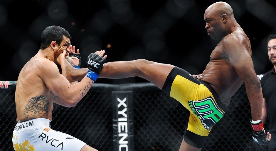 
                <strong>5: Anderson Silva vs. Vitor Belfort, UFC 126, 05.02.2011</strong><br>
                Anderson Silva, der aus ärmlichen Verhältnissen stammt, hatte seit jeher ein Problem mit seinem brasilianischen Landsmann Vitor Belfort, der bereits mit 19 Jahren reicht und berühmt war. Bei UFC 126 verschaffte sich Silva mit einem Frontkick mitten in Belforts Gesicht Genugtuung - auf diese Art war in der UFC noch niemand K.o. gegangen.
              