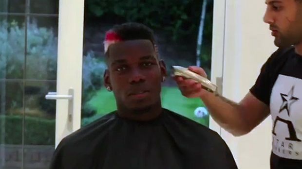 
                <strong>Paul Pogba August 2017</strong><br>
                August 2017: Mit neuer Frisur wird Paul Pogba seiner Rolle als Trendsetter erneut gerecht - und obendrein als Botschafter gegen Rassismus. Rechts vorne ließ sich der französische Star von Manchester United die Farben Rot und Weiß als Streifen färben. Doch wirklich interessant, weil tiefgründiger, ist die Rückseite seines Kopfes.
              