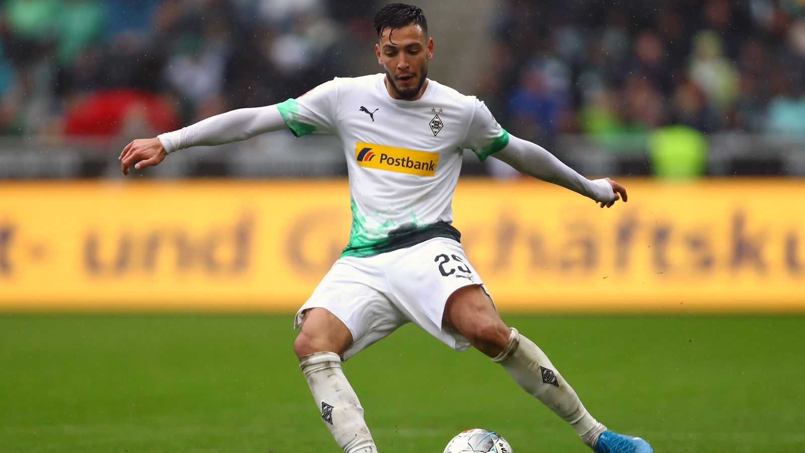 
                <strong>Ramy Bensebaini </strong><br>
                Ebenfalls in Frankreich wurde Borussia Mönchengladbach bei der Suche nach einem neuen Linksverteidiger fündig. Mit Ramy Bensebaini verpflichtete der aktuelle Bundesliga-Tabellenführer einen 24-jährigen Algerier, der perspektivisch das Erbe von Oscar Wendt antreten soll. Bislang wechseln sich Neuzugang Bensebaini und Platzhirsch Wendt in Sachen Einsätzen ab. Bensebaini kam in der Bundesliga etwa gegen Köln und Augsburg über 90 Minuten zum Einsatz, beide Spiele gewannen die "Fohlen". Erfolgreiches Job-Sharing zum Einstand in der neuen Bundesliga-Umgebung also. 
              