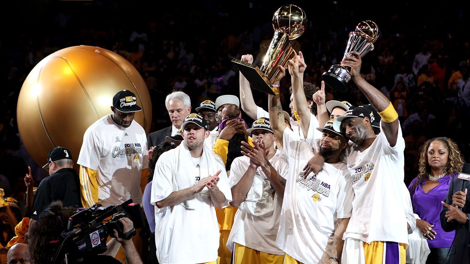 
                <strong>Zwei weitere Meistertitel</strong><br>
                Nach Niederlagen in den Finals 2004 gegen die Detroit Pistons und 2008 gegen die Boston Celtics kehrten Bryant und die Lakers 2009 wieder auf den NBA-Thron zurück. 2010 folgte die Titelverteidigung. Bryant wurde in beiden Finals zum MVP gewählt.
              
