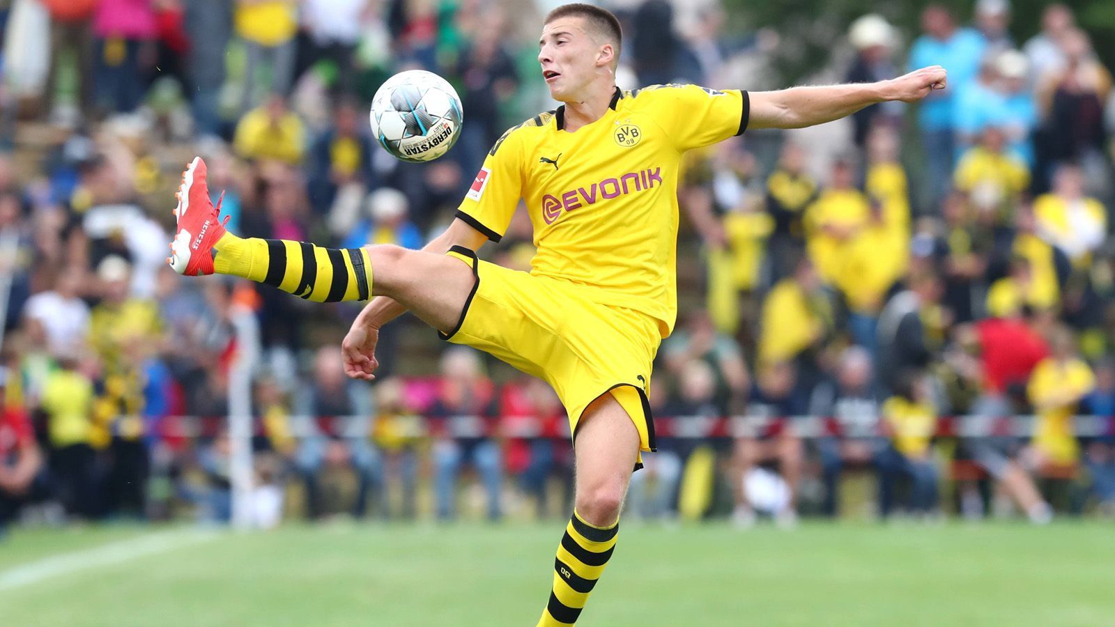 
                <strong>Tobias Raschl</strong><br>
                Tobias Raschl durchlief seit der U16 alle Nachwuchsmannschaften des BVB. Die Krönung folgte im Sommer mit der Meisterschaft in der U19-Bundesliga. Dabei überzeugte Raschl im defensiven Mittelfeld als Stammspieler. Der 19-Jährige möchte sich nun auch bei den Profis durchsetzen: "Es gibt viele Möglichkeiten, um als junger Spieler den nächsten Schritt machen zu können. Aber die Bedingungen bei Borussia Dortmund sind schon hervorragend und ich will es hier auch angehen. Deswegen will ich mich hier durchsetzen. Auch, wenn es sehr schwer wird. Ich glaube aber, es gibt keine bessere Adresse als den BVB", sagte Raschl beim "Westfälischen Anzeiger".
              