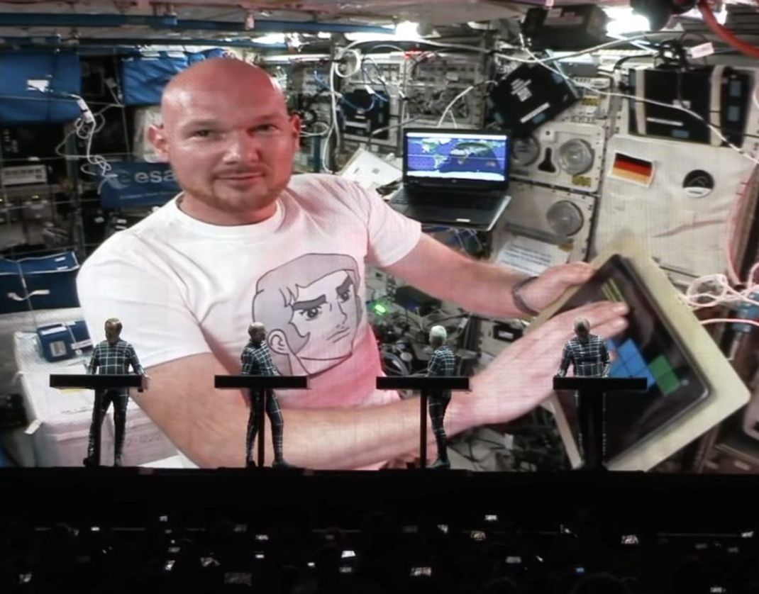 Die ISS wird Teil der Pop-Kultur: Alexander Gerst spielte 2018 zusammen mit der Kultband Kraftwerk. Als Instrument benutzte er eine Synthesizer-App auf dem Tablet.