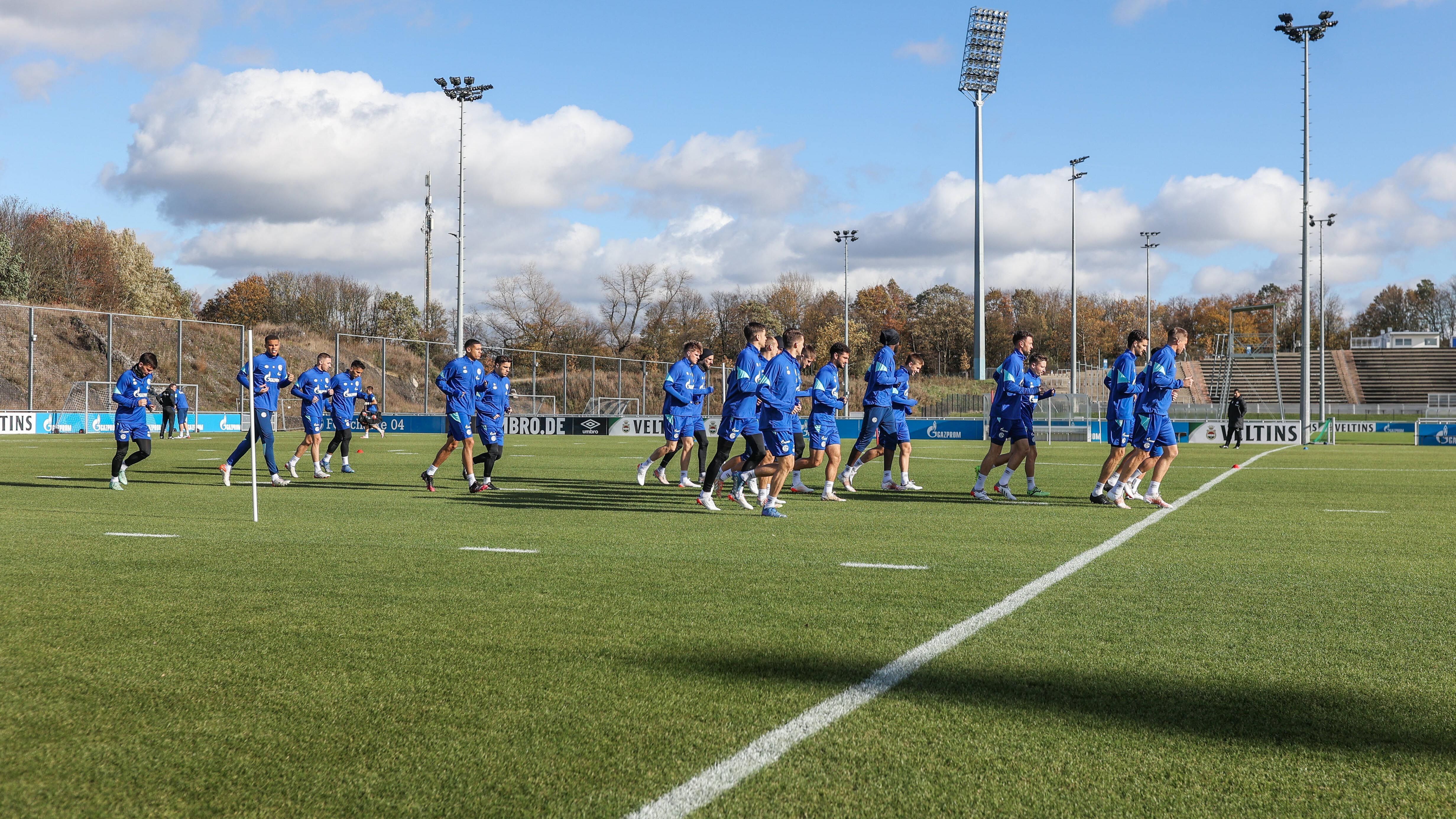 
                <strong>Keine neue Video-Anlage im Training </strong><br>
                Ursprünglich wollte der Klub rund um das Trainingsgelände eine neue Video-Anlage installieren, um das Training besser analysieren zu können. Laut "Sport Bild" hätte diese rund 400.000 Euro gekostet. Zu viel Geld für die klammen Kassen. Stattdessen wolle man für den Gebrauch nun eine Videomöglichkeit mieten. 
              