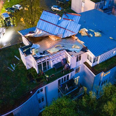 Ein Unwetter hatte am Montagabend in weiten Teilen Deutschlands Dächer abgedeckt und Autos sowie Strom- und Telefonleitungen beschädigt, auch der Bahnverkehr war beeinträchtigt.