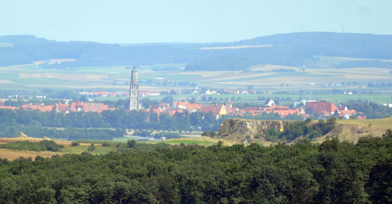 Man erkennt es kaum, aber das hier ist der größte Einschlagkrater in Deutschland. Mitten in Bayern schlug vor etwa 14,6 Millionen Jahren ein kleiner Meteorit ein und hat einen etwa 24 Kilometer großen Krater hinterlassen. 