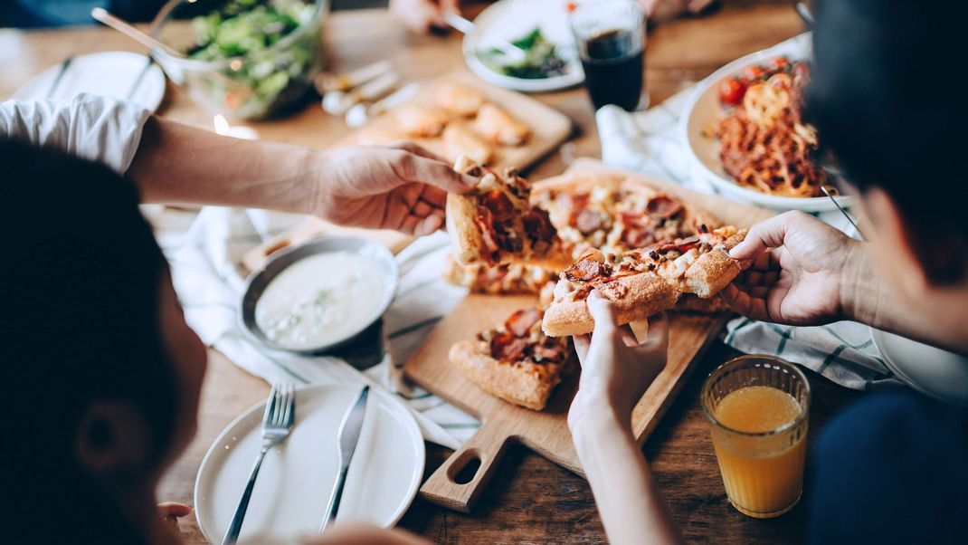 Deftige Knödel, neapolitanische Pizza oder fliegende Nudeln? In diesen 10 Restaurants kannst du in München richtig gut essen.