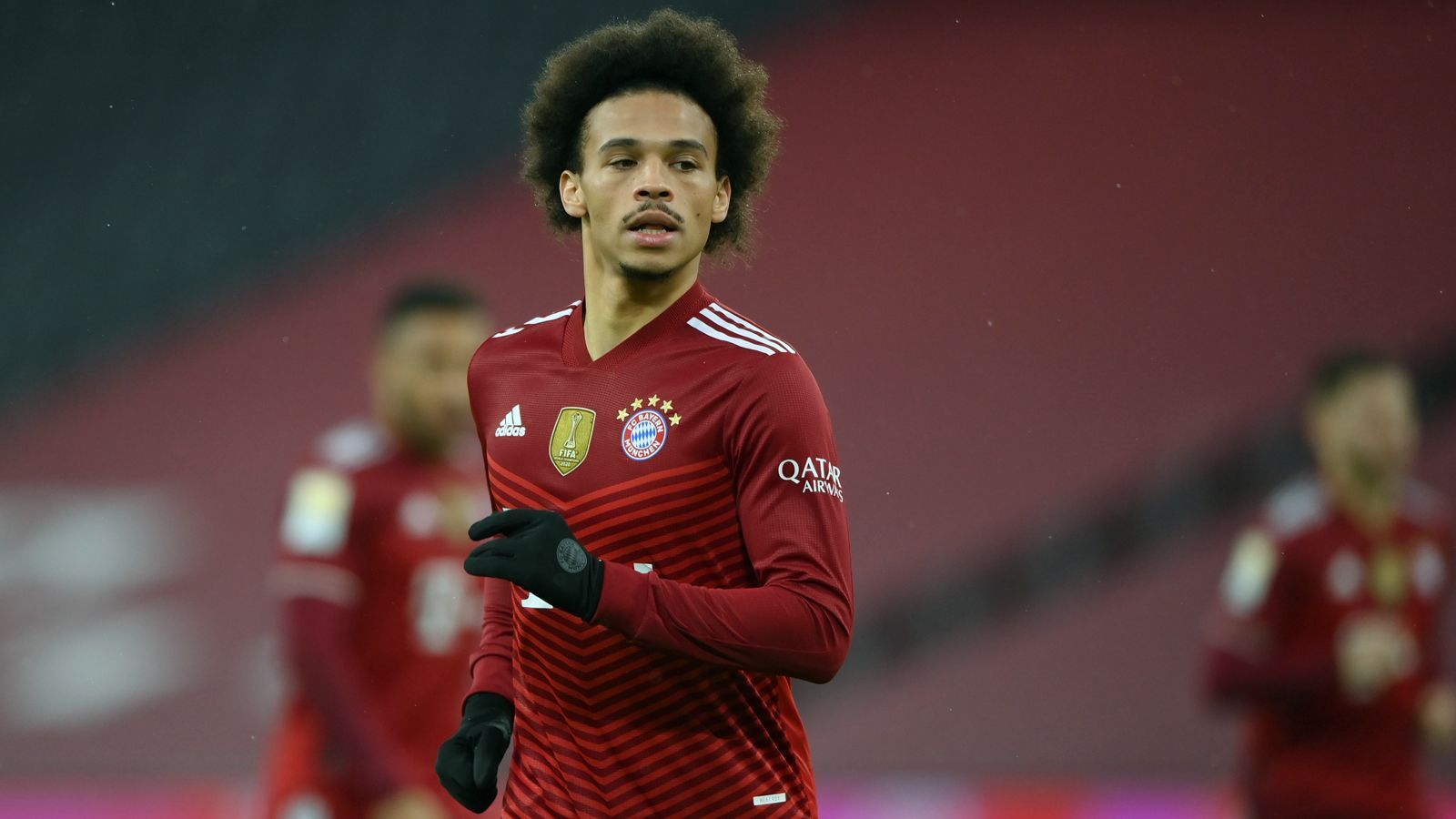 
                <strong>Top: Sane ist bei den Bayern sportlich angekommen</strong><br>
                In seinem zweiten Jahr bei den Bayern ist Nationalspieler Leroy Sane sportlich endlich angekommen. Der Flügelflitzer wurde in der Hinrunde unter Coach Julian Nagelsmann zum Stammspieler sowie Leistungsträger. Zum Herbstmeistertitel steuerte der 25-Jährige fünf Tore und fünf Vorlagen bei. Besonders wichtig war Sanes entscheidender Treffer beim mühsamen 1:0-Sieg der Münchner am 13. Spieltag gegen Arminia Bielefeld.
              