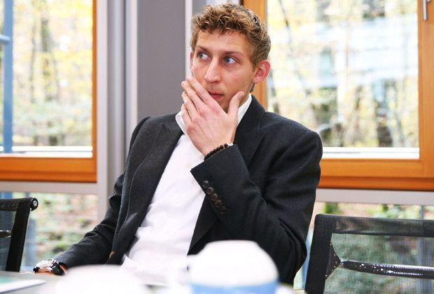 
                <strong>Phantomtor der Hinrunde: Stefan Kießling</strong><br>
                Im Sommer feiert Stefan Kießling die Torjägerkanone. Weit mehr Schlagzeilen schreibt Leverkusens Stürmer jedoch mit seinem Phantomtreffer in Hoffenheim. Nach einem Kopfball des 29-Jährigen findet die Kugel durch ein Loch im Netz den Weg ins Tor - der Anstoß für viele Diskussionen
              