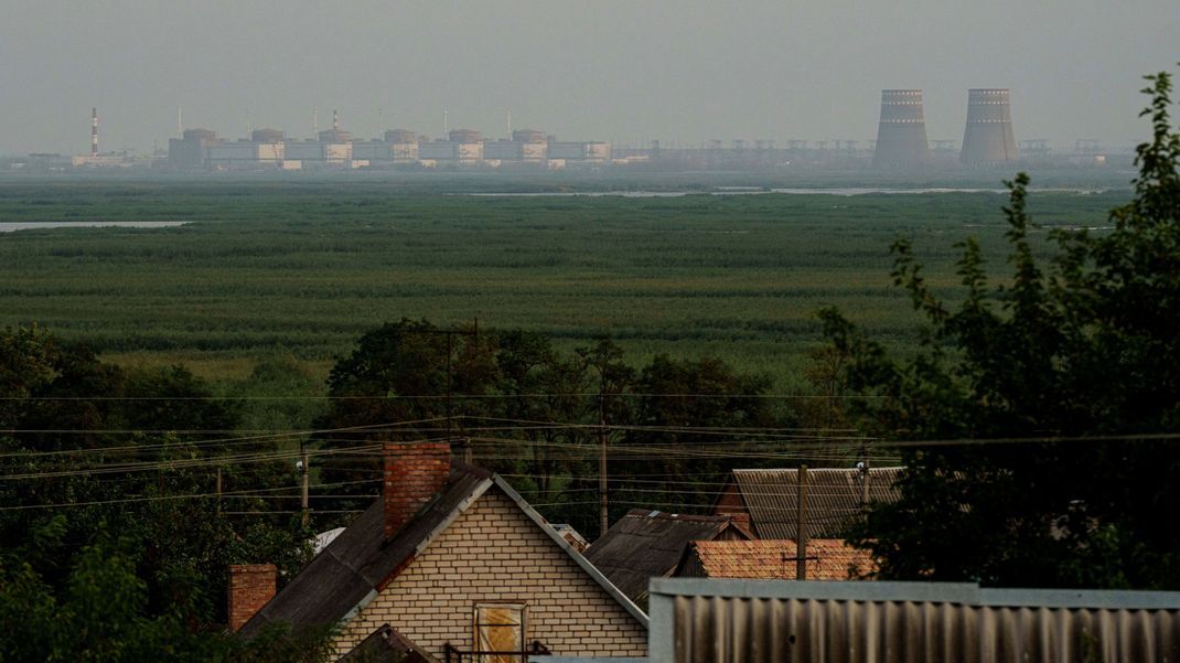 &nbsp;Ein Blick auf das Kernkraftwerk Saporischschja und den Fluss Dnipro.&nbsp;