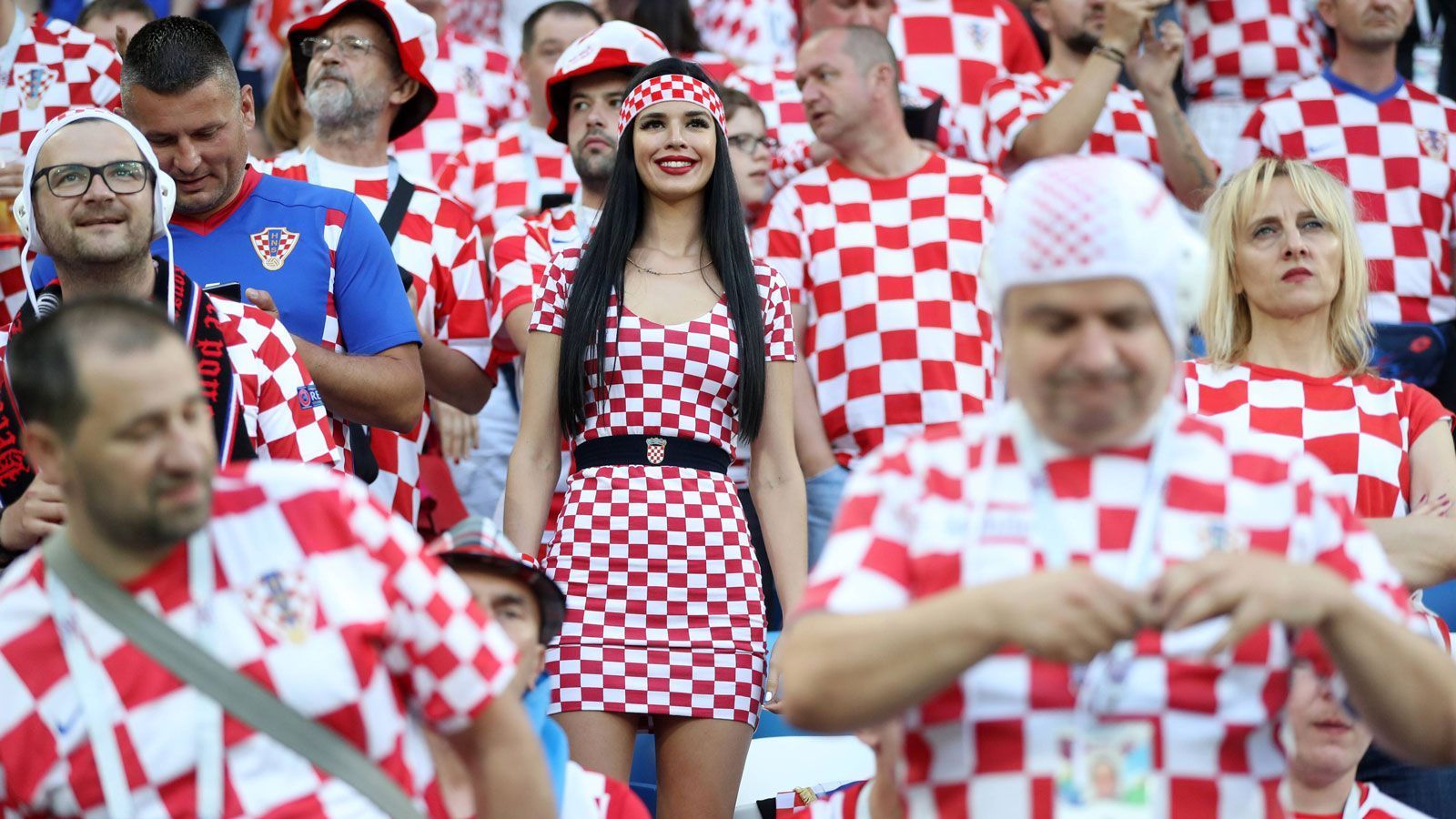 
                <strong>Sexy Fans</strong><br>
                Auch Kroatien hat jede Menge zu bieten. Diese junge Dame setzt auf kurz und kariert.
              