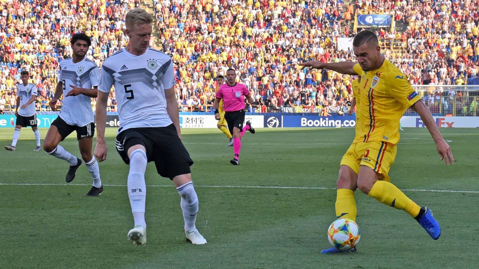 
                <strong>Rumänien: in bester Erinnerung </strong><br>
                Die Rumänen sind den DFB-Junioren noch in sehr guter Erinnerung. Im Halbfinale der U21-EM 2019 in Italien und San Marino trafen beide Teams zuletzt aufeinander und lieferten sich eine hart umkämpfte Partie, die die deutsche U21-Nationalmannschaft am Ende mit 4:2 für sich entschied und so ins Endspiel einzog, das am Ende mit 1:2 gegen Spanien verloren ging.
              