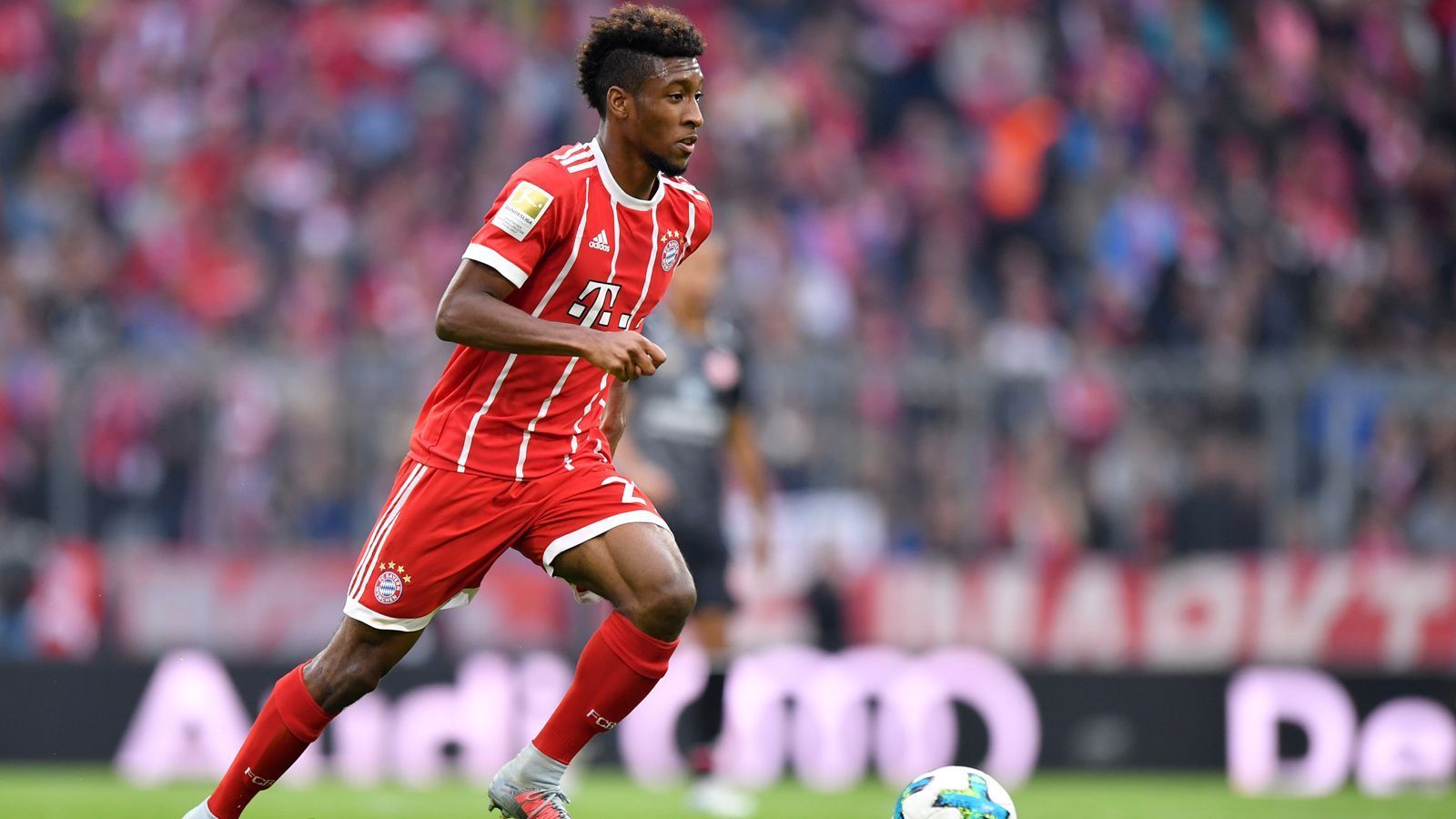 
                <strong>Kingsley Coman</strong><br>
                Zeitgleich mit Kimmich kam 2015 auch der französische Flügelflitzer Kingsley Coman zum FC Bayern. Damals war er 19 Jahre jung und sollte perspektivisch die Nachfolge von Landsmann Franck Ribery antreten. Nach zweijähriger Leihe von Juventus Turin verpflichteten die Münchner Coman im Sommer 2017 fest und der etwas verletzungsanfällige Profi konnte durchaus Ansätze seines großen Talents nachweisen. Nun wird vom Flügelflitzer aber der nächste Schritt erwartet, um sich in München tatsächlich als Ribery-Nachfolger unverzichtbar zu machen.
              