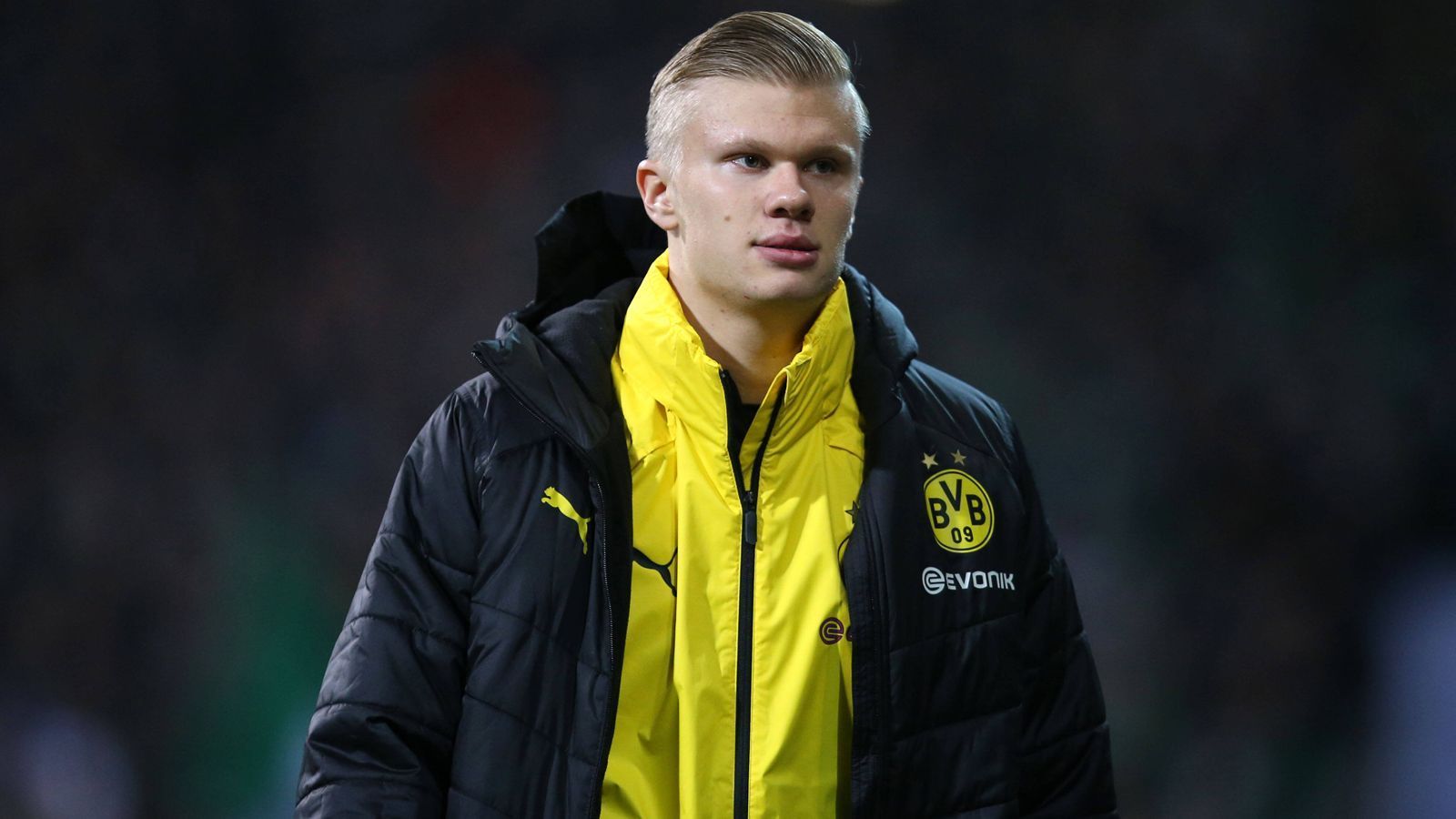 
                <strong>Erling Haaland (Borussia Dortmund)</strong><br>
                Zur Überraschung vieler sitzt der Wunderstürmer zunächst auf der Bank und kann bei der schwachen ersten Halbzeit seiner Teamkollegen nur zugucken. Nach seiner Einwechslung sind die Dortmunder gleich viel besser im Spiel. Bei seinem aktuellen Lauf steht er natürlich goldrichtig, um den Ball bei 1:2 über die Linie zu drücken. Aber auch Haaland kann Dortmund nicht mehr in die Verlängerung retten. ran-Note: 2
              