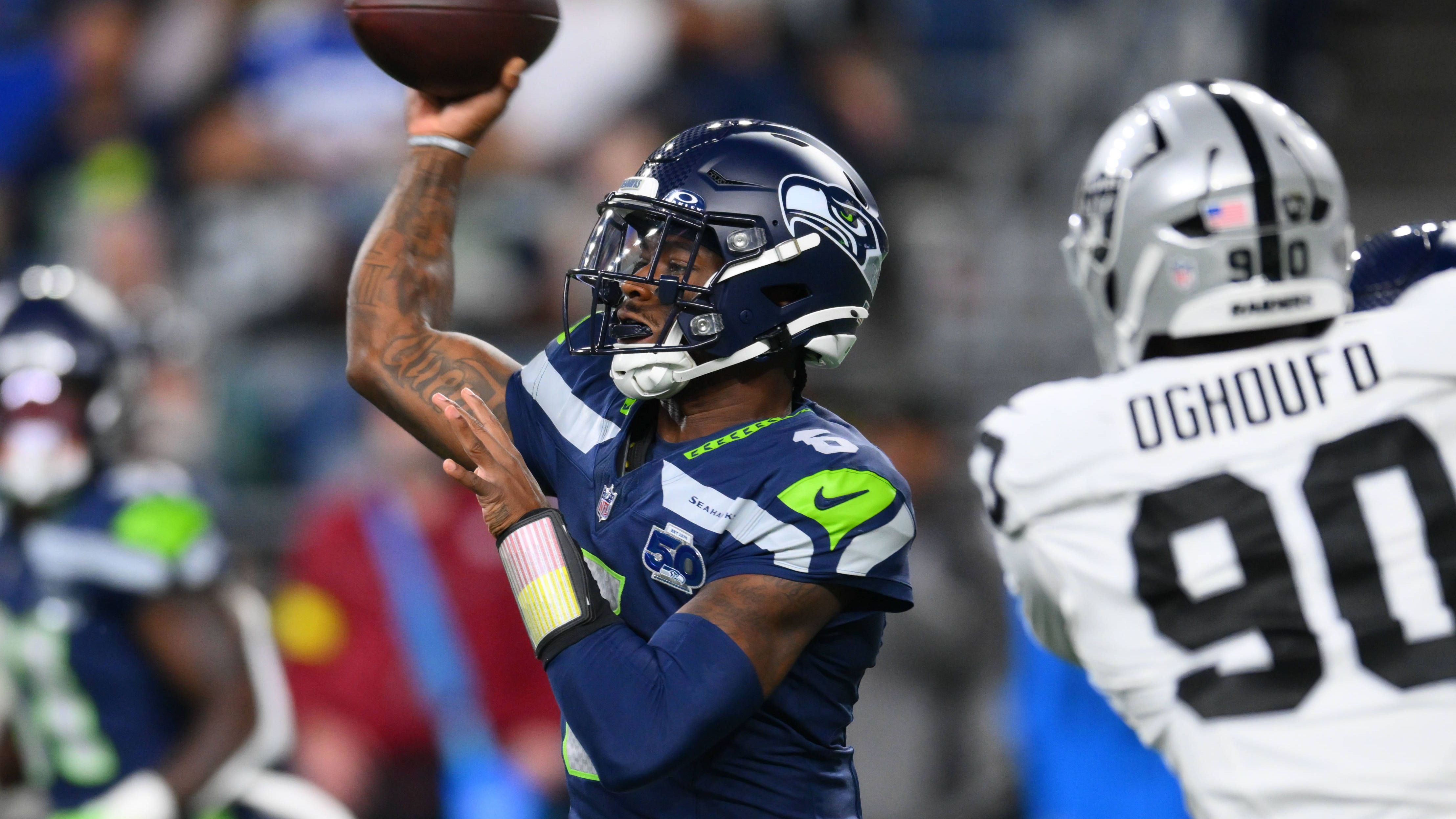 <strong>Jalen Milroe (Seattle Seahawks)</strong><br>Gemischte Gefühle für den Drittrunden-Pick: Nach soliden Kurzeinsätzen in den ersten beiden Wochen durfte Milroe in Woche 3 gegen die Packers von Anfang an und für die ganze Partie über spielen. Allerdings unterliefen ihm dabei drei Lost Fumbles. Alles in allem dennoch eine lehrreiche Preseason mit einer Menge Spielpraxis, insgesamt 22 von 39 Pässen, einem Passing und einem Rushing Touchdown bei keiner Interception.
