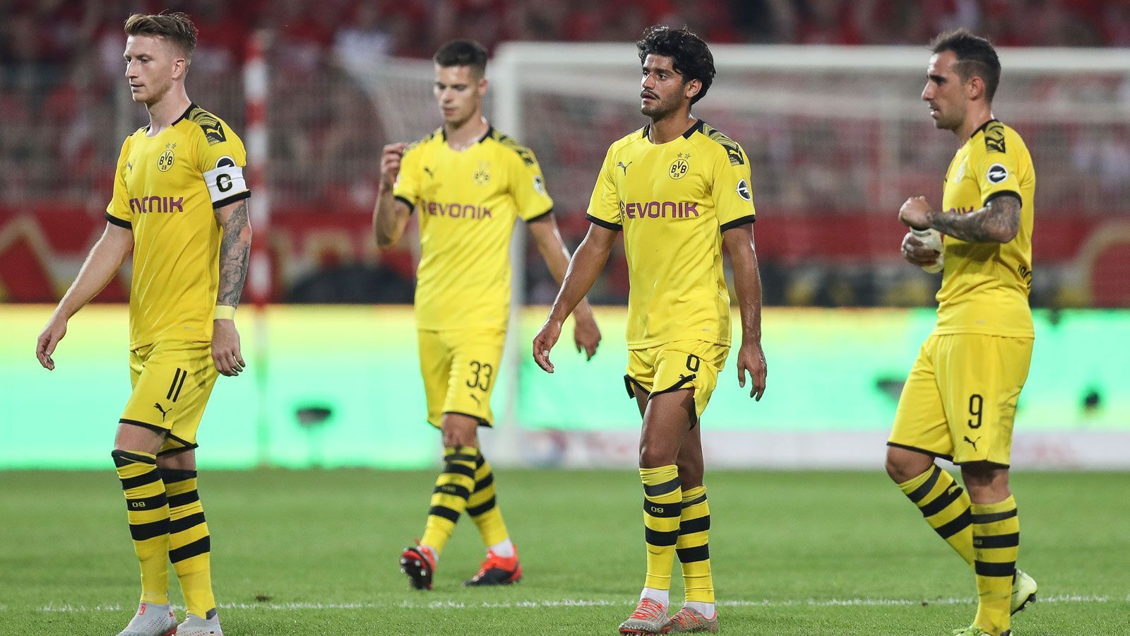 
                <strong>4. These: Borussia Dortmund fliegt in der Gruppenphase raus</strong><br>
                Der BVB und die Champions League - das passt seit dem Finaleinzug 2013 irgendwie nicht mehr zusammen. Zweimal erreichte Schwarz-Gelb in der Folge das Viertelfinale - that's it. 2017 stellte Dortmund mit zwei Punkten und einem Torverhältnis von -6 sogar einen neuen deutschen Negativrekord in der Gruppenphase auf. Auch 2019/20 gerät zum Fiasko. Gegen Barca sieht der BVB in beiden Spielen keine Sonne und Inter Mailand (Tabellenführer der Serie A) ist wieder so Inter-eklig wie zu seinen besten Zeiten. Romeu Lukaku schießt Dortmund schon am vierten Spieltag die CL-Lichter aus. Schwacher Trost: Durch ein 9:0 gegen Slavia Prag (höchster CL-Sieg der Geschichte) erreicht die Favre-Truppe die Europa League.
              