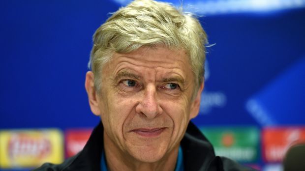 
                <strong>FC Arsenal - ein Trainer</strong><br>
                FC Arsenal - 1 Trainer: 20 Jahre, ein Name! Bei den Gunners hat Arsene Wenger seit 1996 durchgehend den Hut auf. Nach dem Rücktritt von Sir Alex Ferguson bei Manchester United gibt es wohl europaweit keinen anderen Trainer mehr, dessen Name so sehr mit seinem Klub in Verbindung gebracht wird, wie jener des Franzosen mit Arsenal. Nur den Champions-League-Titel gewann er in den zwei bisherigen Jahrzehnten in London noch nicht. 2006 verlor Wenger - mit Keeper Jens Lehmann - im Endspiel der Königsklasse unglücklich nach Führung gegen Barcelona.
              