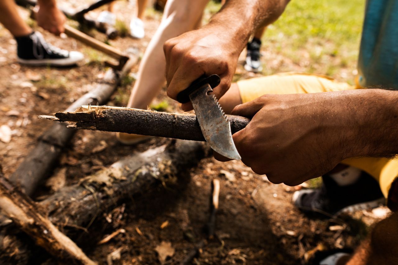 Wie überlebt man im Wald? Bei Survival Trainings lernst du die Basics.