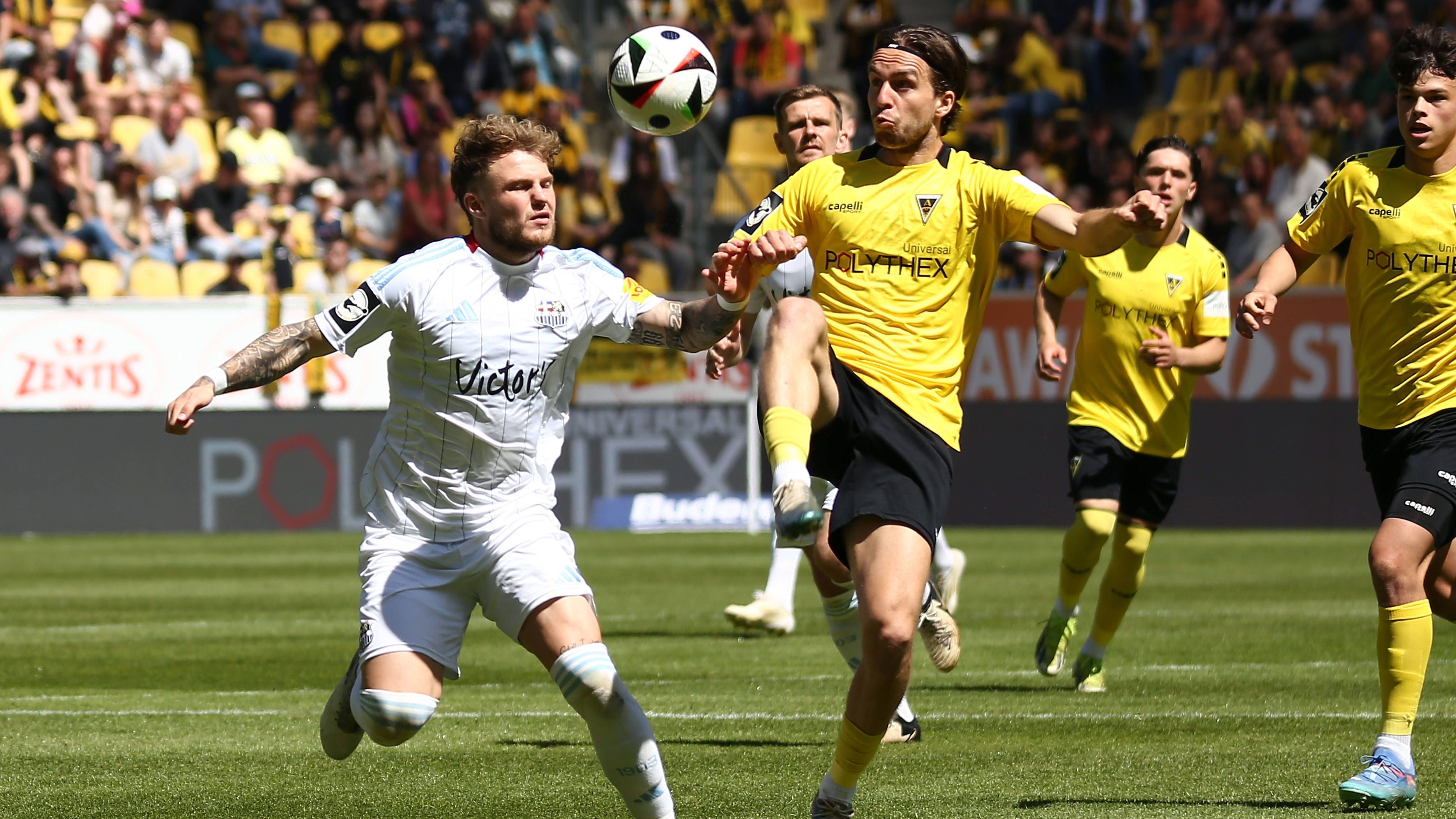 <strong>Gianluca Gaudino (Alemannia Aachen)</strong><br>Nach zwei Jahren in der Schweiz (Lausanne) und Österreich (Stripfing) kehrte Gianluca Gaudino im Sommer 2024 nach Deutschland zurück. Das einstige Bayern-Juwel unterzeichnete für zwei Jahre beim Drittliga-Aufsteiger Alemannia Aachen. Dort fühlt sich das Mittelfeld-Ass pudelwohl und hat seinen Vertrag vorzeitig bis 2027 verlängert. Für den FCB lief er einst elf Mal auf, verließ den Verein jedoch 2017 endgültig.