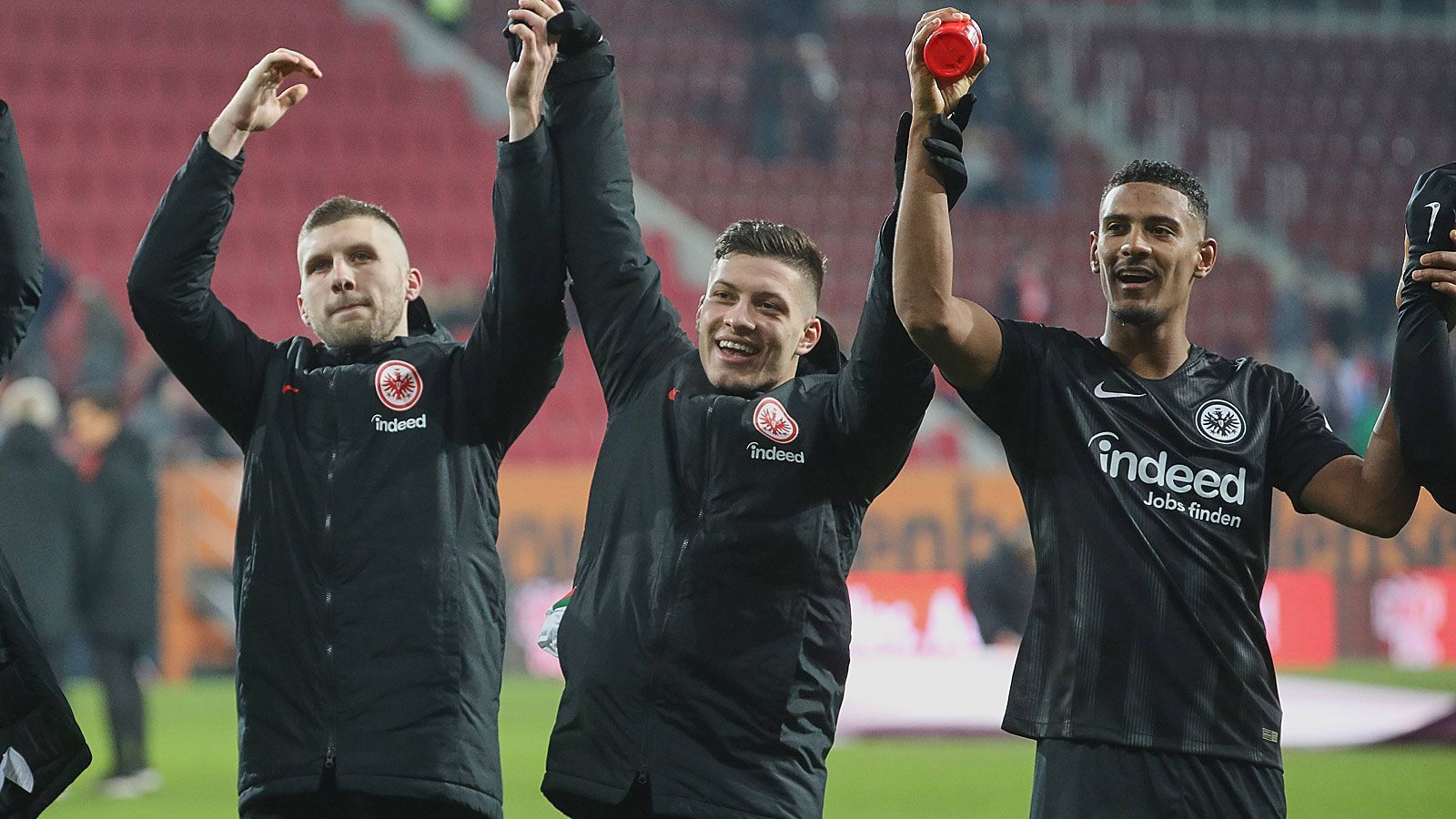 
                <strong>Die Drei-Mann-Büffelherde</strong><br>
                Großen Anteil hat natürlich die Offensivfraktion mit Ante Rebic, Luka Jovic und Sebastien Haller (v. l.). Das Triumvirat erinnert schon an die Zeiten des magischen Dreiecks beim VfB Stuttgart oder sogar das "BBC"-Trio von Real Madrid. Zwölf Tore gehen auf das Konto der kroatisch-serbisch-französischen Sturmreihe. Jovic liegt mit sechs Toren nur um eines hinter dem Salzburger Munas Dabbur, der die Torschützenliste anführt. Und nicht nur international sind die Büffel erfolgreich: Von 47 Frankfurter Bundesligatreffern gehen 35 auf ihr Konto.
              