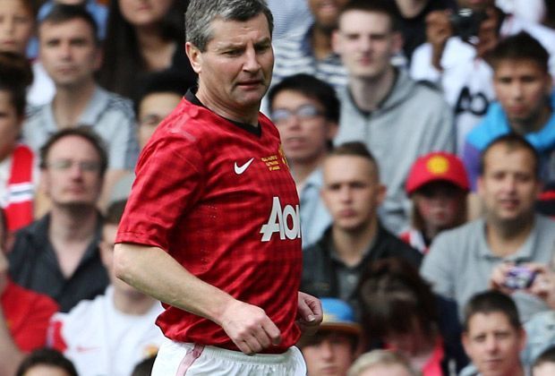 
                <strong>Denis Irwin</strong><br>
                In den 90er-Jahren führte auf der linken Außenverteidigerposition kein Weg an Denis Irwin vorbei. Insgesamt 390 Spiele macht der Ire für Manchester United, wurde sieben Mal englischer Meister, ein Mal Champions-League-Sieger und ein Mal Weltpokalsieger.
              