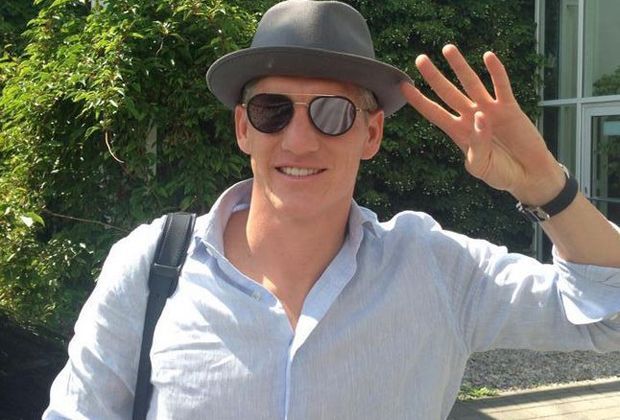 
                <strong>Bastian Schweinsteiger </strong><br>
                Auch der "Chef" twittert noch schnell vor seiner Abreise: "Jetzt geht's mit einem richtig guten Gefühl in den Urlaub. See you!"
              