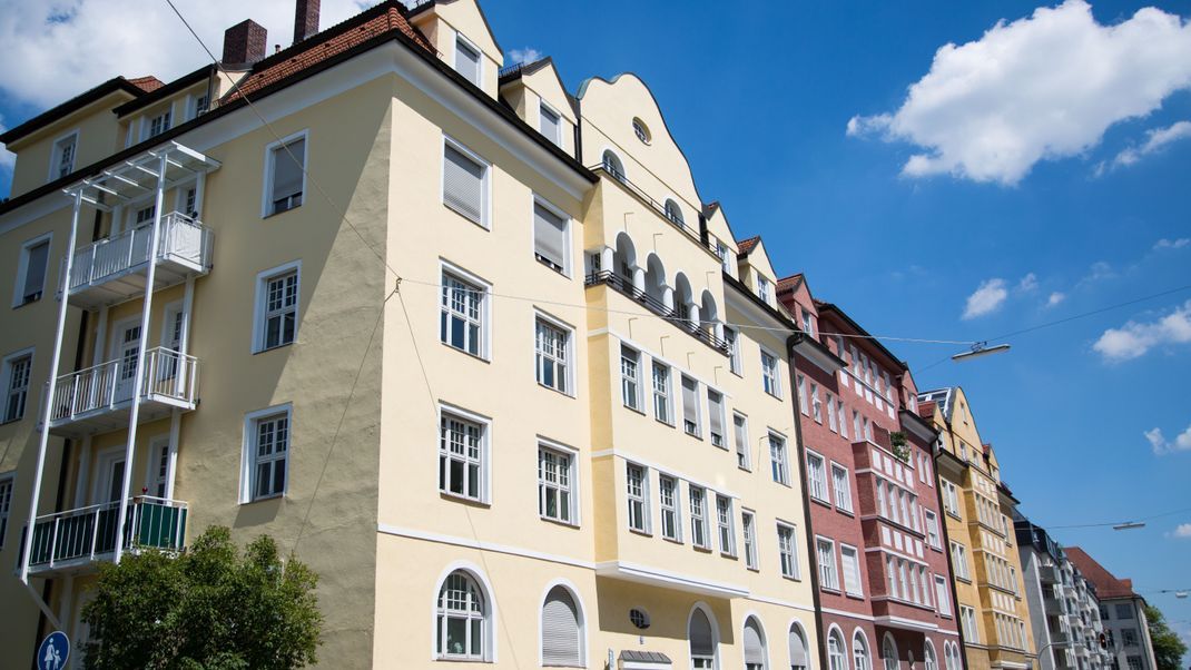 Ein Sturz durch den Balkonboden einer Wohnung in München kostete einer Rentnerin das Leben. (Symbolbild)