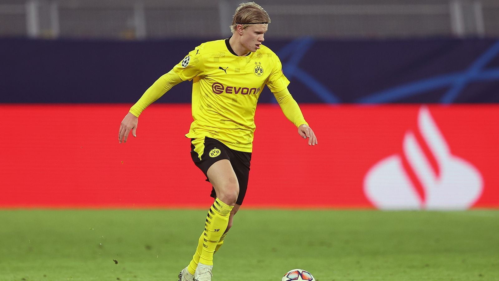 
                <strong>Erling Haaland (Borussia Dortmund)</strong><br>
                Position: Angriff - Alter: 20 Jahre
              