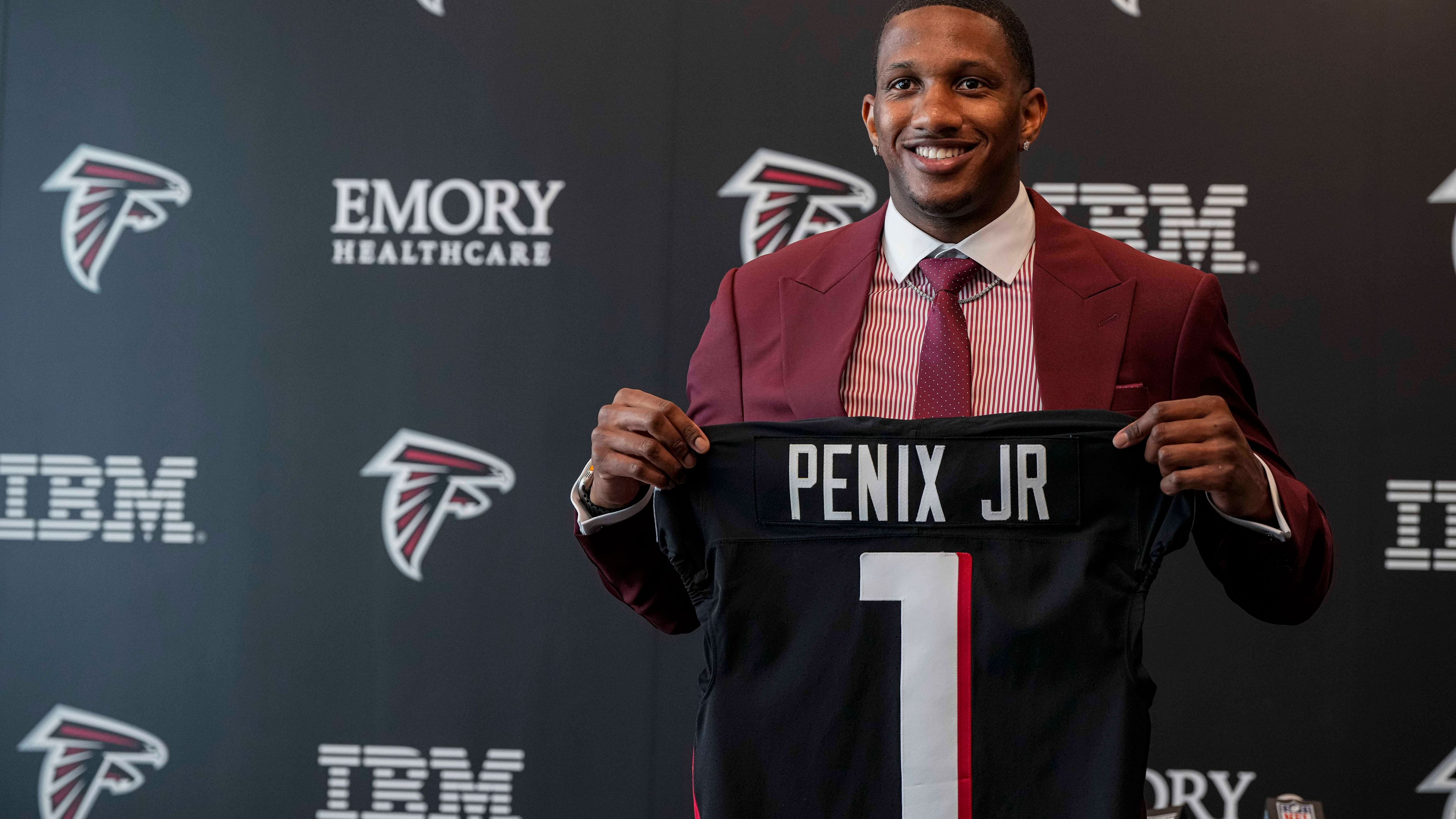 <strong>Atlanta Falcons</strong><br>DER Kopfschüttler des ersten Tags. Cousins einen 180-Millionen-Vertrag geben und dann an acht einen Quarterback holen, den kaum ein Mock-Draft so früh gesehen hat. Zu einem Zeitpunkt, an dem noch kein Defense-Spieler vom Board ging. Und nicht nur Michael Penix hätten die Falcons wohl auch später bekommen können. Das Gleiche gilt für Orhorhoro (DT) in Runde zwei, für den sich Atlanta um acht Positionen hochgetradet hat und dafür einen Drittrundenpick hergab. Ein alles in allem sehr spezieller Draft der Falcons.<br><em><strong>ran-Note: 6</strong></em>