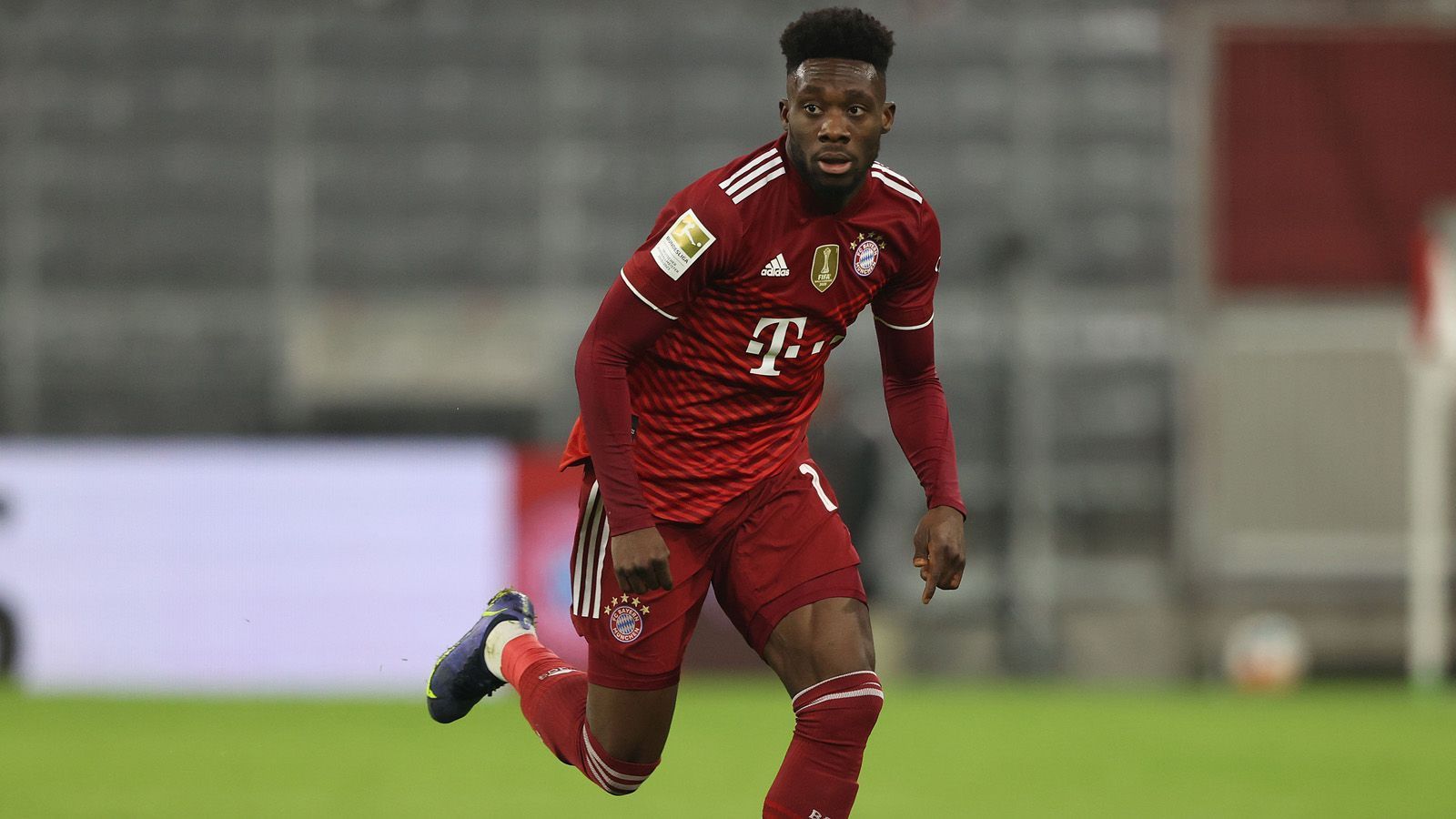 
                <strong>Alphonso Davies</strong><br>
                Alphonso Davies ist vielleicht Salihamidzics größter Coup bis dato. Im Winter 2019 kam der damals 18-Jährige zum FC Bayern. Als gelernter Flügelstürmer. In München wurde "Phonzy" zum Linksverteidiger umfunktioniert und schlug ein wie eine Bombe. Auch wenn sich "Brazzo" hier vor allem bei seinem Scouting-Team um den technischen Direktor Marco Neppe bedanken muss, dieser Transfer geht natürlich auch auf sein Konto. Zumal Davies mit zehn Millionen Euro Ablöse auch ein besonderes Schnäppchen war. Brazzo-Note: 1*
              