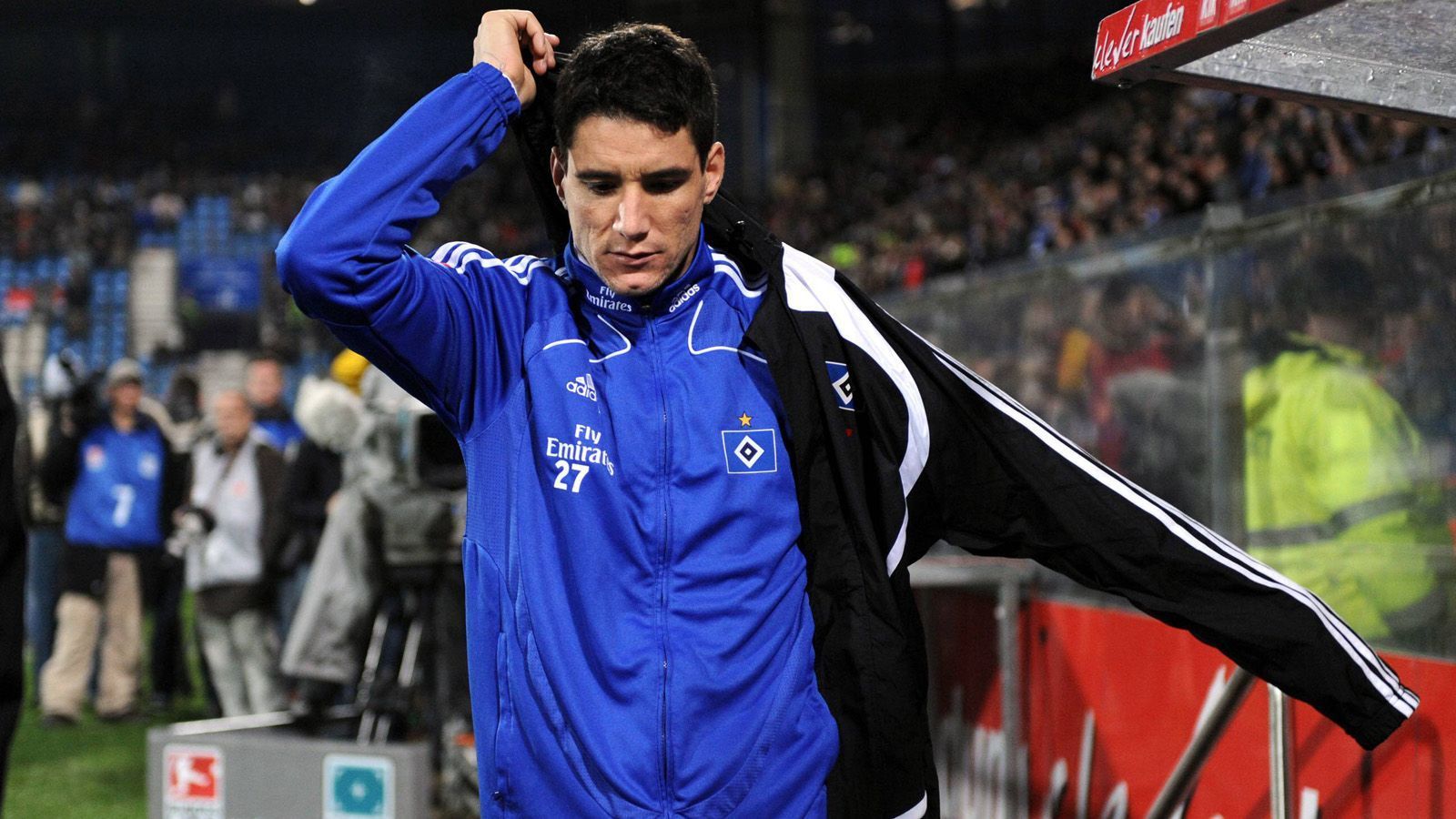 
                <strong>Mittelfeld: Thiago Neves</strong><br>
                Thiago Neves wurde 2008 als Nachfolger von Rafael van der Vaart präsentiert. Eine stolze Ablöse von neun Millionen Euro legte der HSV auf den Tisch - und bekam dafür herzlich wenig zurück. Der Brasilianer hatte gerade einmal sechs (misslungene) Bundesliga-Einsäte. Bereits nach einem halben Jahr wurde er zurück zu Fluminense Rio de Janeiro verliehen. Die größte Leistung des HSV bestand darin, Neves im Sommer 2009 noch für sieben Millionen Euro nach Saudi Arabien zu verkaufen.
              