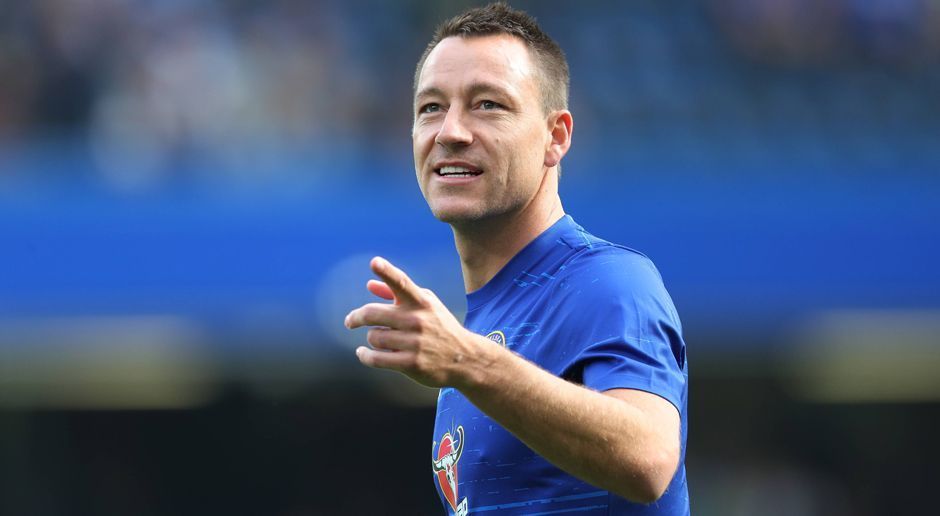 
                <strong>John Terry (FC Chelsea)</strong><br>
                Laut der englischen Zeitung "Mirror" möchte Shanghai SIPG John Terry vom FC Chelsea verpflichten. Bereits im Sommer soll der 35-jährige Innenverteidiger mehrere Angebot aus China erhalten haben, unter anderem eins von Guangzhou Evergrande. Terry entschied sich aber dafür, bei den "Blues" einen neuen Vertrag bis 2017 zu unterschreiben. Nach dem Verlust seines Stammplatzes unter Chelsea-Coach Antonio Conte ist die Chinese Super League nun angeblich wieder eine ernsthafte Option für den Engländer. In Shanghai könnte Terry auf einen Ex-Trainer treffen ...
              