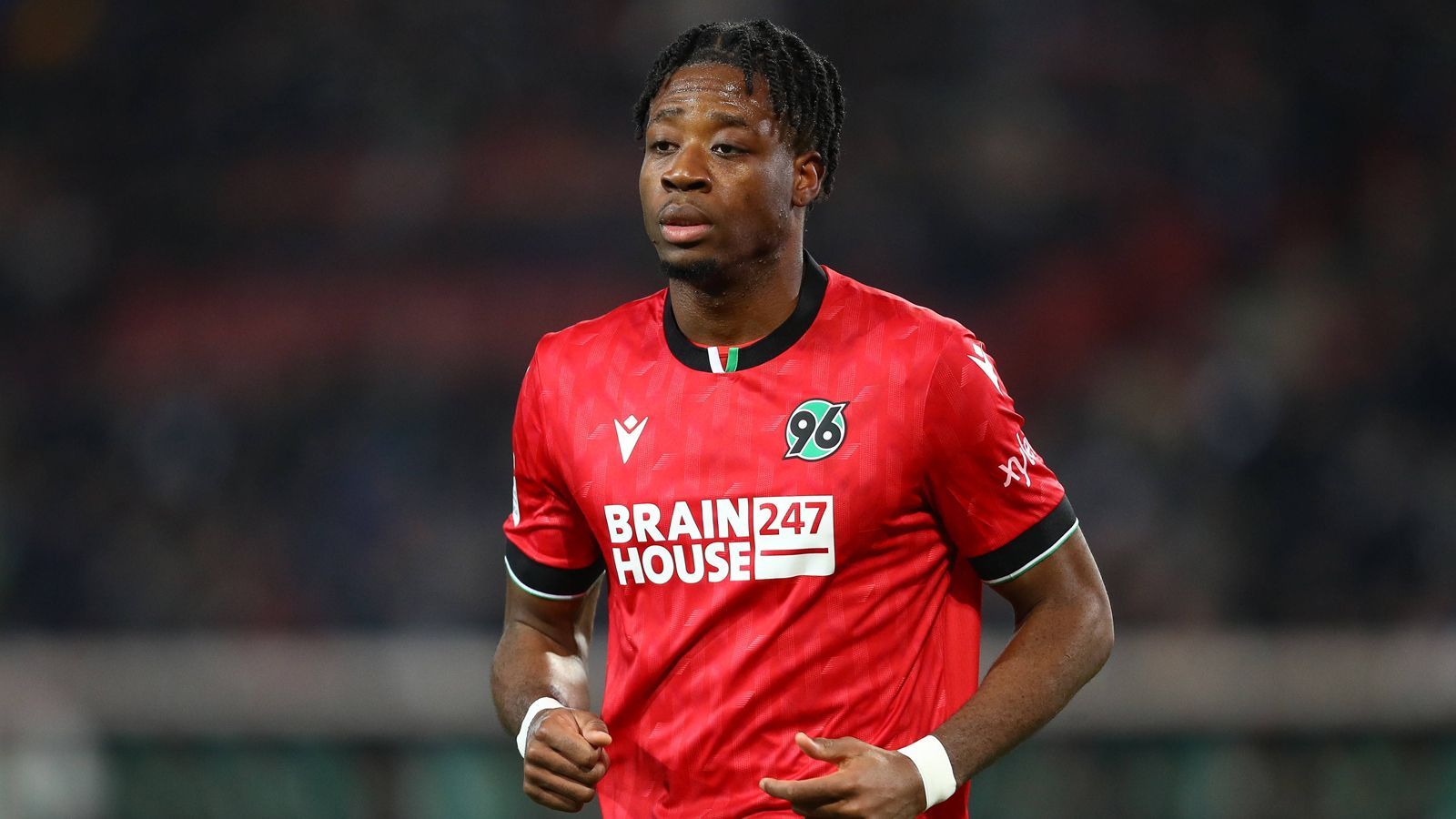 <strong>Innenverteidiger: Bright Arrey-Mbi (Hannover 96)</strong><br>Kaum zu glauben, aber 2019/2020 gehörte der damals 17-Jährige zum Kader des FC Bayern München und wurde demnach bereits offiziell Champions-League-Sieger. Zugegeben, damals spielte er keine Rolle dabei. Doch mittlerweile geht Arrey-Mbi seinen eigenen Weg bei Hannover 96 und spielt neben Phil Neumann und Marcel Halstenberg einen guten Part.