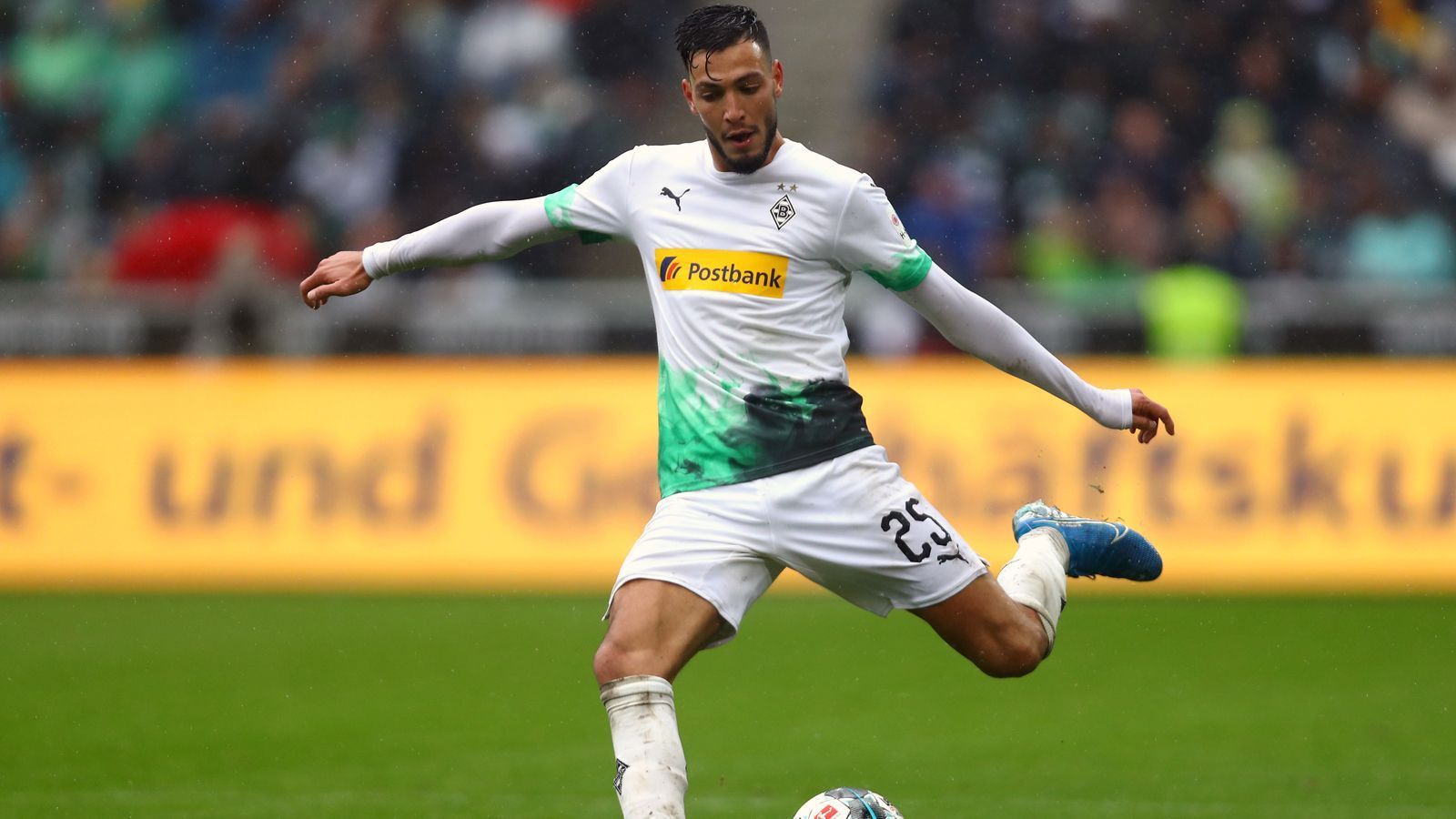 
                <strong>Ramy Bensebaini</strong><br>
                Steht in der ersten Hälfte sehr oft neben sich. Leitet mit einem schwachen Fehlpass das 0:1 ein, ist auch sonst selten auf der Höhe, mit ungewohnt vielen Konzentrationsfehlern. Profitiert von der Systemumstellung zur Halbzeit, agiert offensiver und verbessert. ran-Note: 4
              