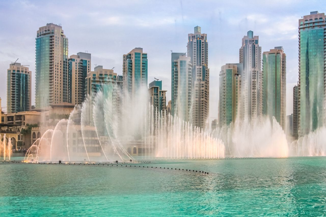 Am Burj-Khalifa-See schießt das Wasser bis zu 152 Meter hoch in die Luft. Es sind die höchsten Fontänen der Welt. Beleuchtet werden die Wasserspiele der "Dubai Fountain" (Länge der Anlage: 275 Meter) von 6.600 Leuchten sowie 50 Farb-Projektoren, dazu ertönt Musik. Die Springbrunnen-Show findet täglich mittags und abends (alle 30 Minuten) statt. Wer sie aus der Nähe bestaunen möchte, bucht am besten vorab eine Bootsfahrt. Und 