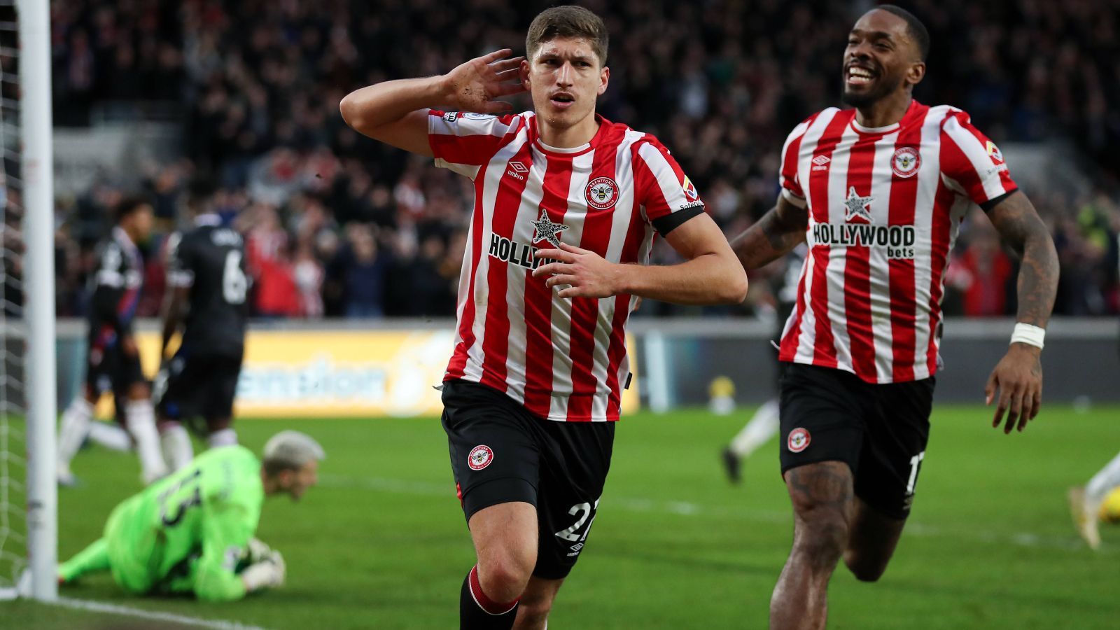 
                <strong>Vitaly Janelt (24, FC Brentford)</strong><br>
                Der FC Brentford hat sich in der Premier League längst Respekt eingehandelt. Mittendrin im Märchen der "Bees": Der gebürtige Hamburger Vitaly Janelt. Der 24-Jährige ist im zentralen Mittelfeld von Trainer Thomas Frank absolut gesetzt, nicht eine Premier-League-Partie verpasste der Mittelfeldmotor. Läuft er in Deutschland etwas unter dem Radar, wird ihm in England große Anerkennung entgegengebracht. Der ehemalige Bochumer könnte durchaus ein Faktor für die kommenden Länderspiele werden.
              